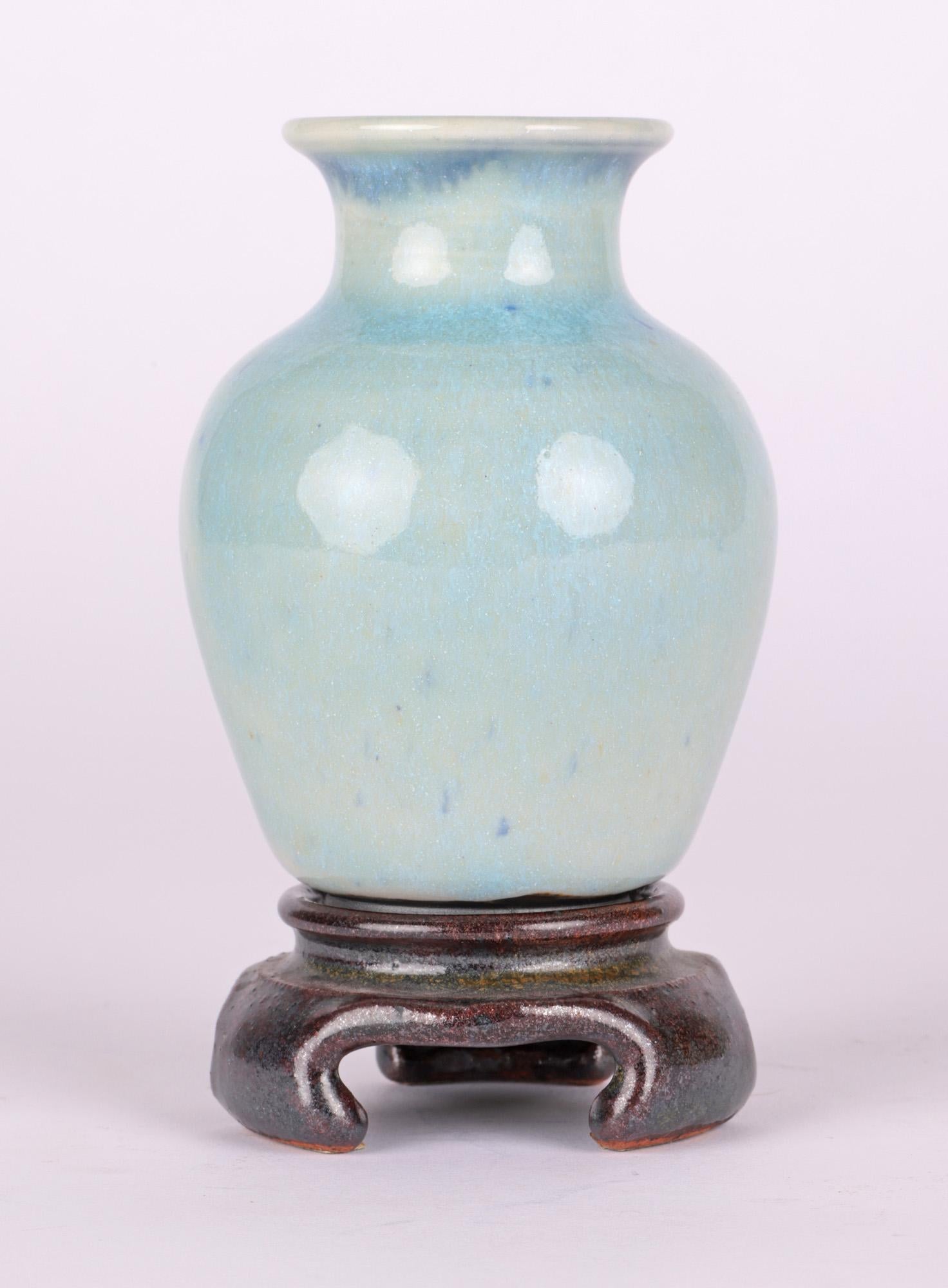 Vaso in ceramica canadese Studio Pottery di Lane Gordon Thorlaksson con supporto in vendita 2