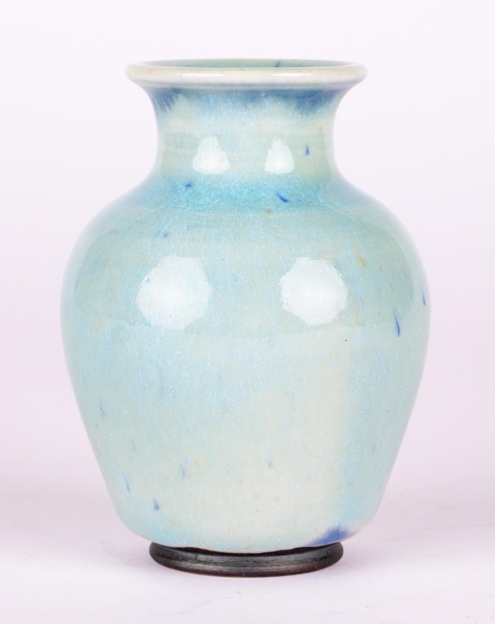 Vaso in ceramica canadese Studio Pottery di Lane Gordon Thorlaksson con supporto in vendita 4