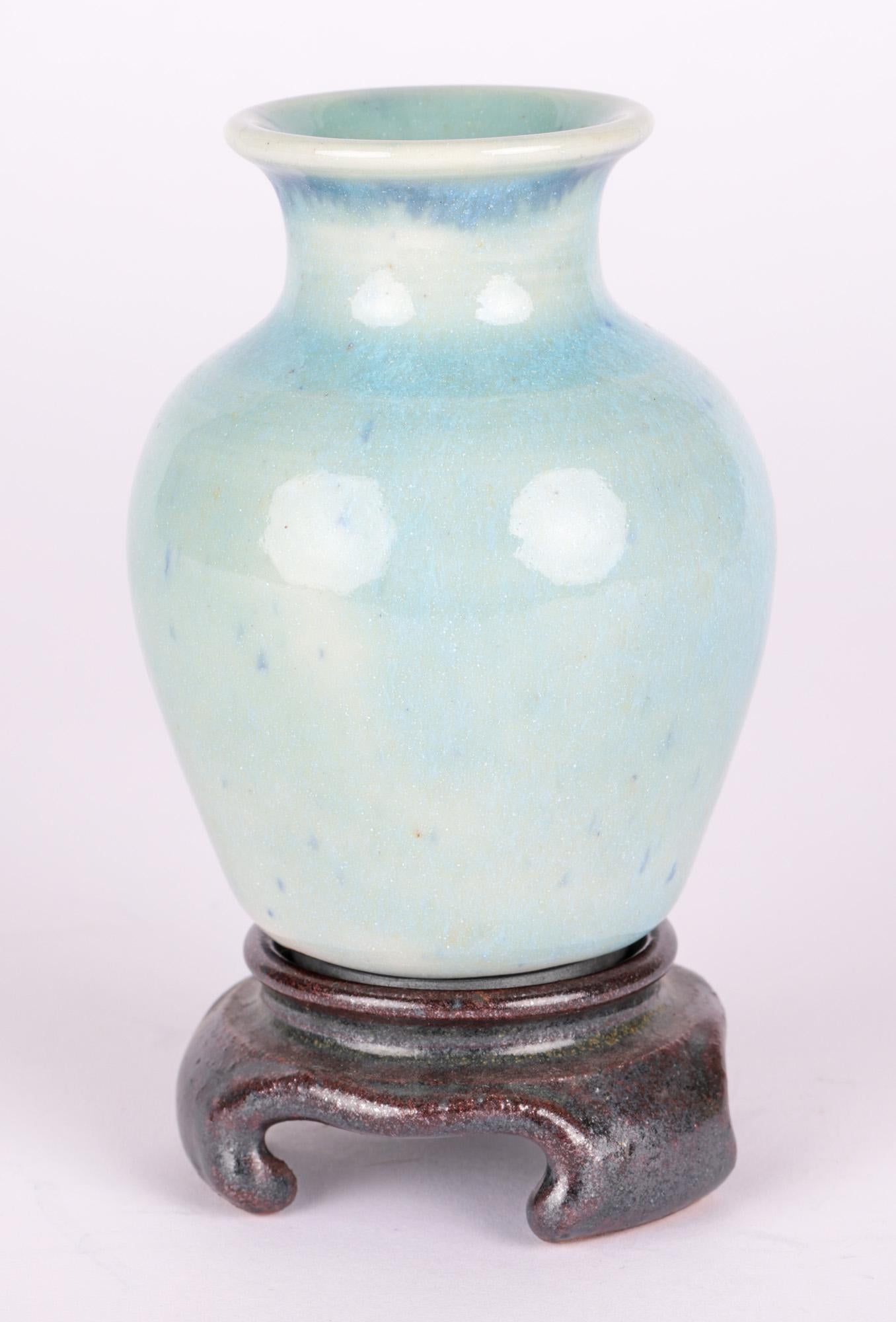 Vaso in ceramica canadese Studio Pottery di Lane Gordon Thorlaksson con supporto in vendita 7