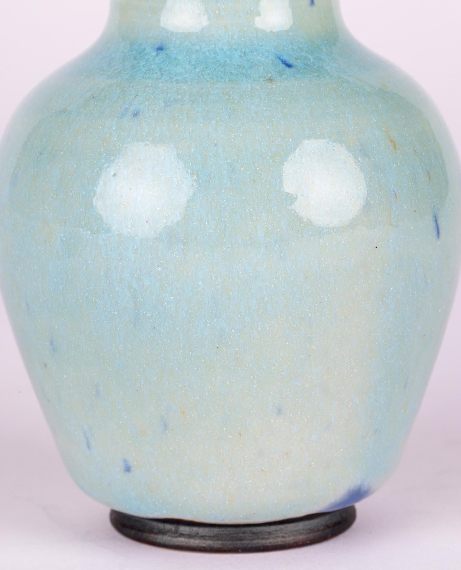 Canadese Vaso in ceramica canadese Studio Pottery di Lane Gordon Thorlaksson con supporto in vendita
