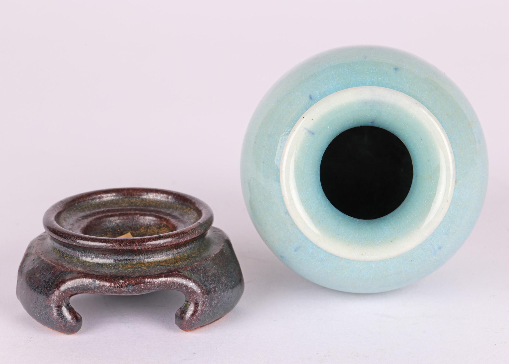 Fine XX secolo Vaso in ceramica canadese Studio Pottery di Lane Gordon Thorlaksson con supporto in vendita