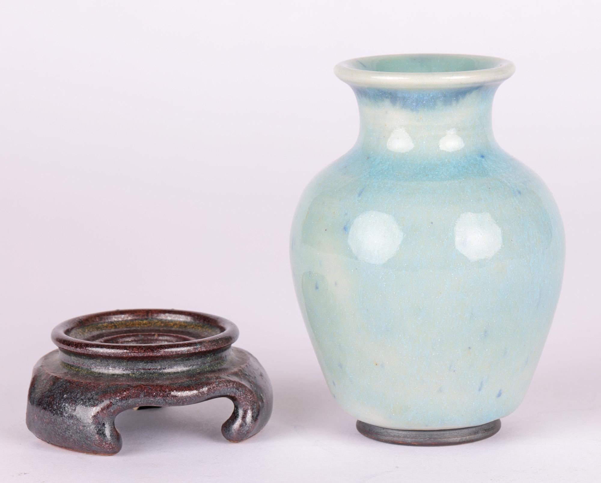 Terracotta Vaso in ceramica canadese Studio Pottery di Lane Gordon Thorlaksson con supporto in vendita