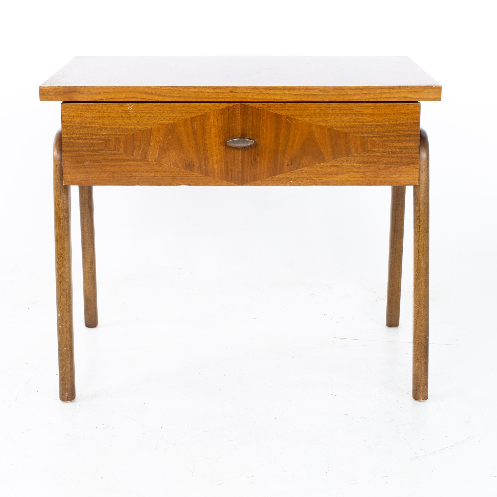Beistelltisch/Nachttisch aus Nussbaum mit Intarsien von Lane Harlekin, Mitte des Jahrhunderts (Moderne der Mitte des Jahrhunderts) im Angebot