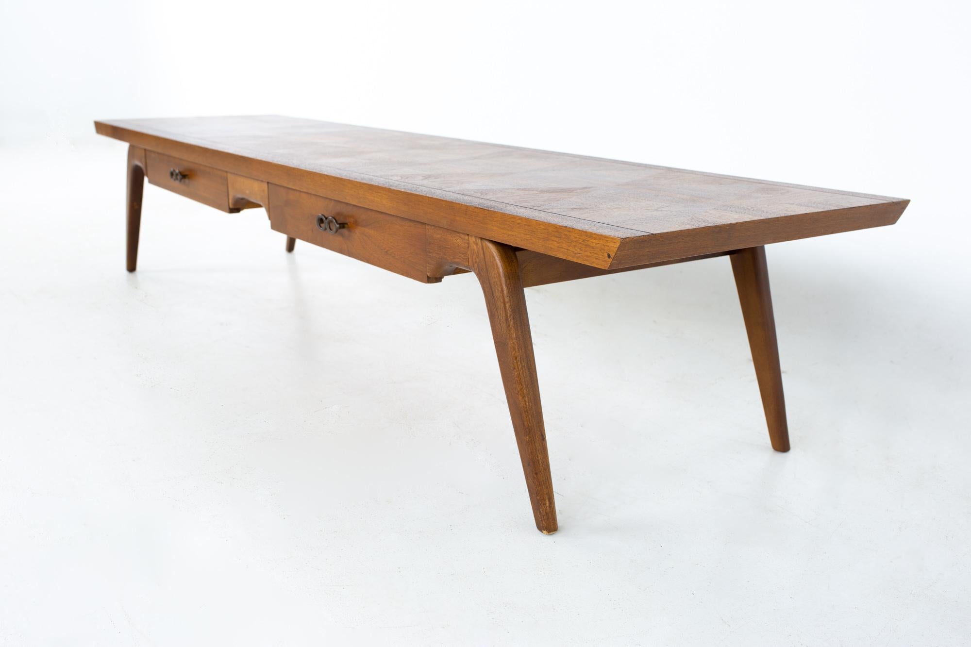 Lane Harlequin Mid Century Long Walnut and Brass Coffee Table In Good Condition In Countryside, IL