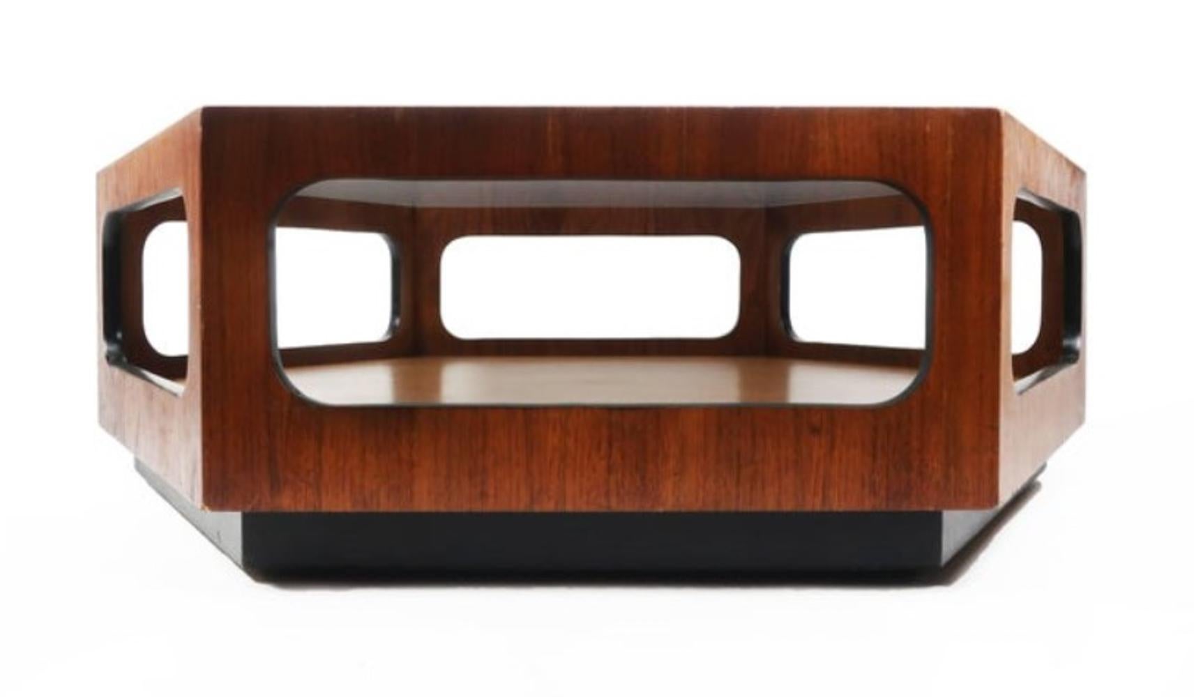 Conçue et fabriquée dans les années 1970 par Lane Furniture, cette belle table basse se caractérise par une excellente construction et un look super épuré et moderne. Composé de 6 panneaux de noyer assemblés pour former un hexagone, chaque côté