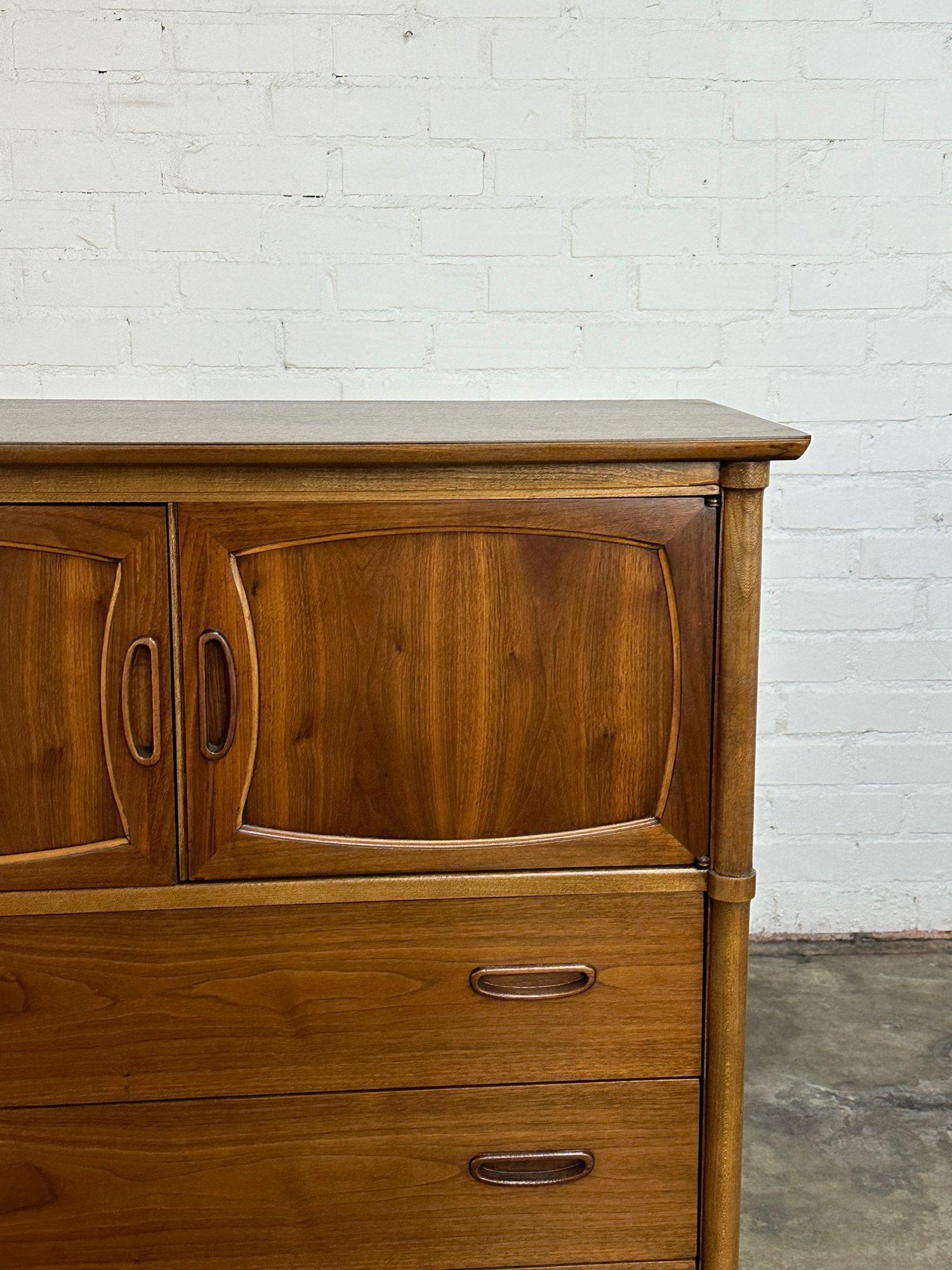 Lane Highboy Dresser In Good Condition For Sale In Los Angeles, CA