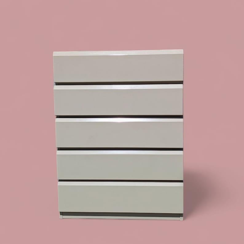 Lane Highboy Dresser, Off White Laminate Postmodern, Glass Top, Retro, Solid/Heavy, 5 Drawers, Bedroom

Vintage from the 1980s

Measurements: 36” W x 17.5” D x 49” H

This dresser is in very good condition, with very small scuffs (as pictured).