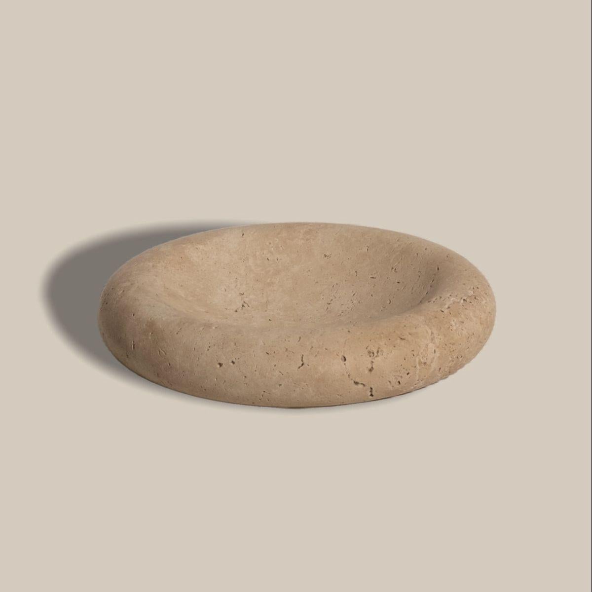 Ya está disponible nuestra edición limitada del Cuenco Jumbo Hamptons en colaboración con Good Design Hamptons de Michael Del Piero. Fabricada en travertino sin relleno, esta pieza realza cualquier superficie, desde la mesa del comedor hasta la isla