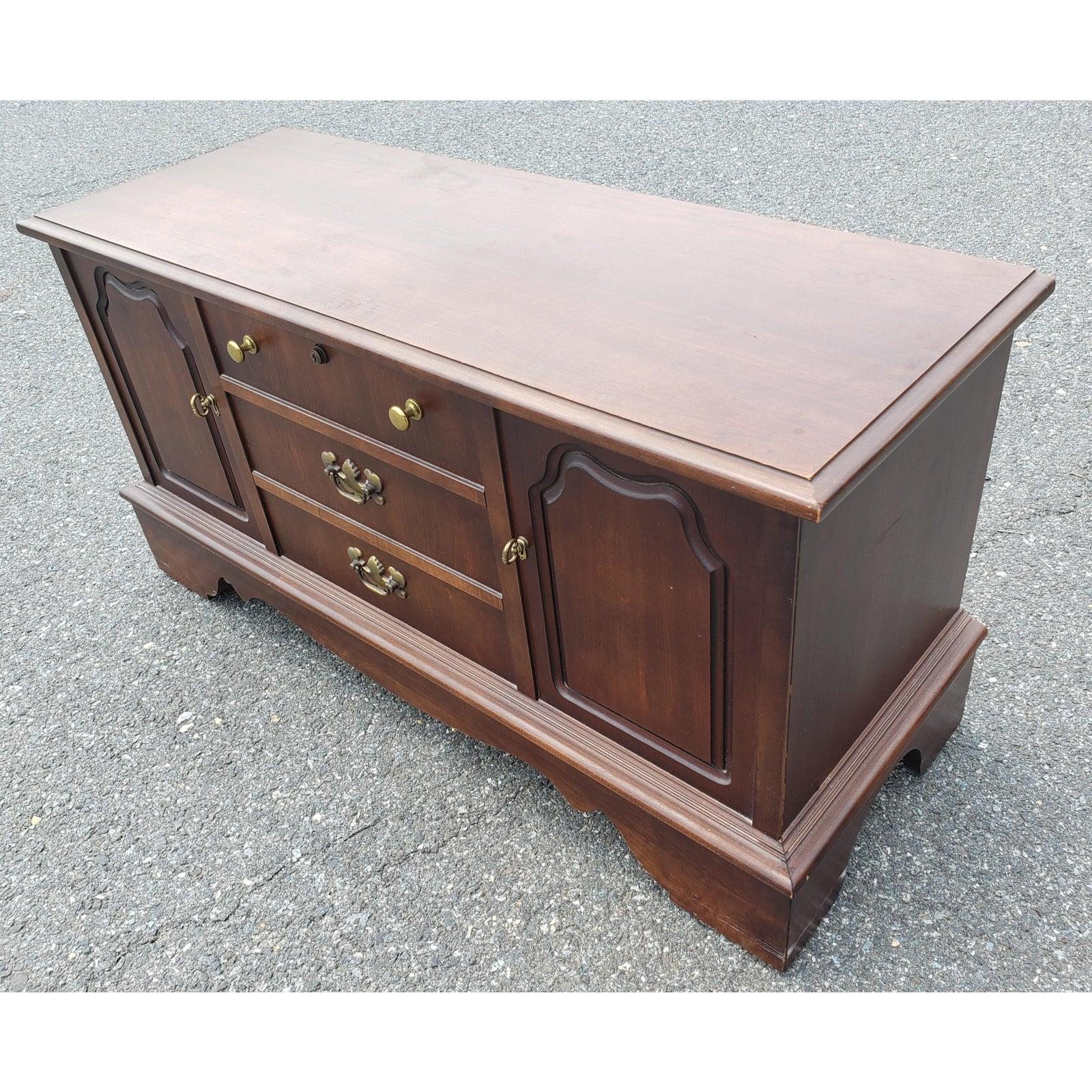 Lane Altavista Cedar chest in excellent condition. Cedar chest in the Chippendale style featuring faux drawers and doors. No keys.
Measures 40W x 16.5D x 22.5H.