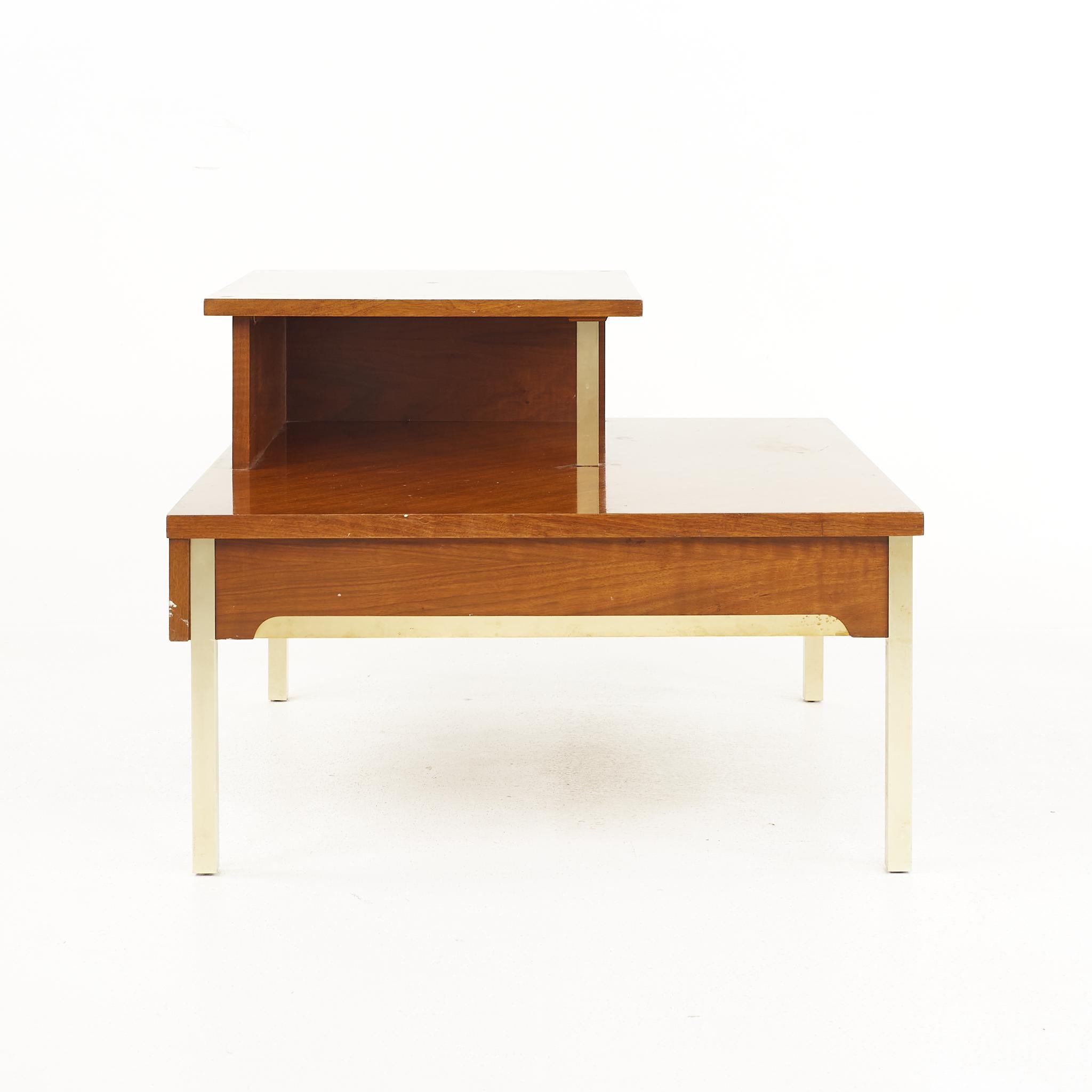 Lane Mid Century 2 Tier Brass Accent and Walnut Corner Table In Good Condition In Countryside, IL