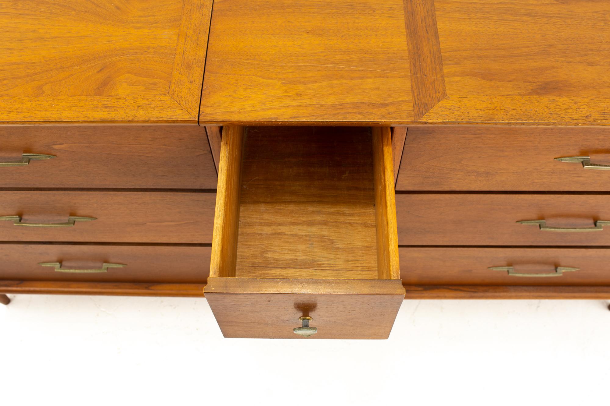 Niedrige Kommode aus der Mitte des Jahrhunderts mit einer Kommode aus Zedernholz (Holz)