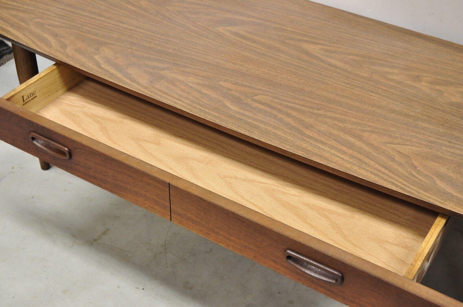 Lane Mid-Century Modern Surfboard Laminate Top Coffee Table with Drawer In Good Condition In Philadelphia, PA