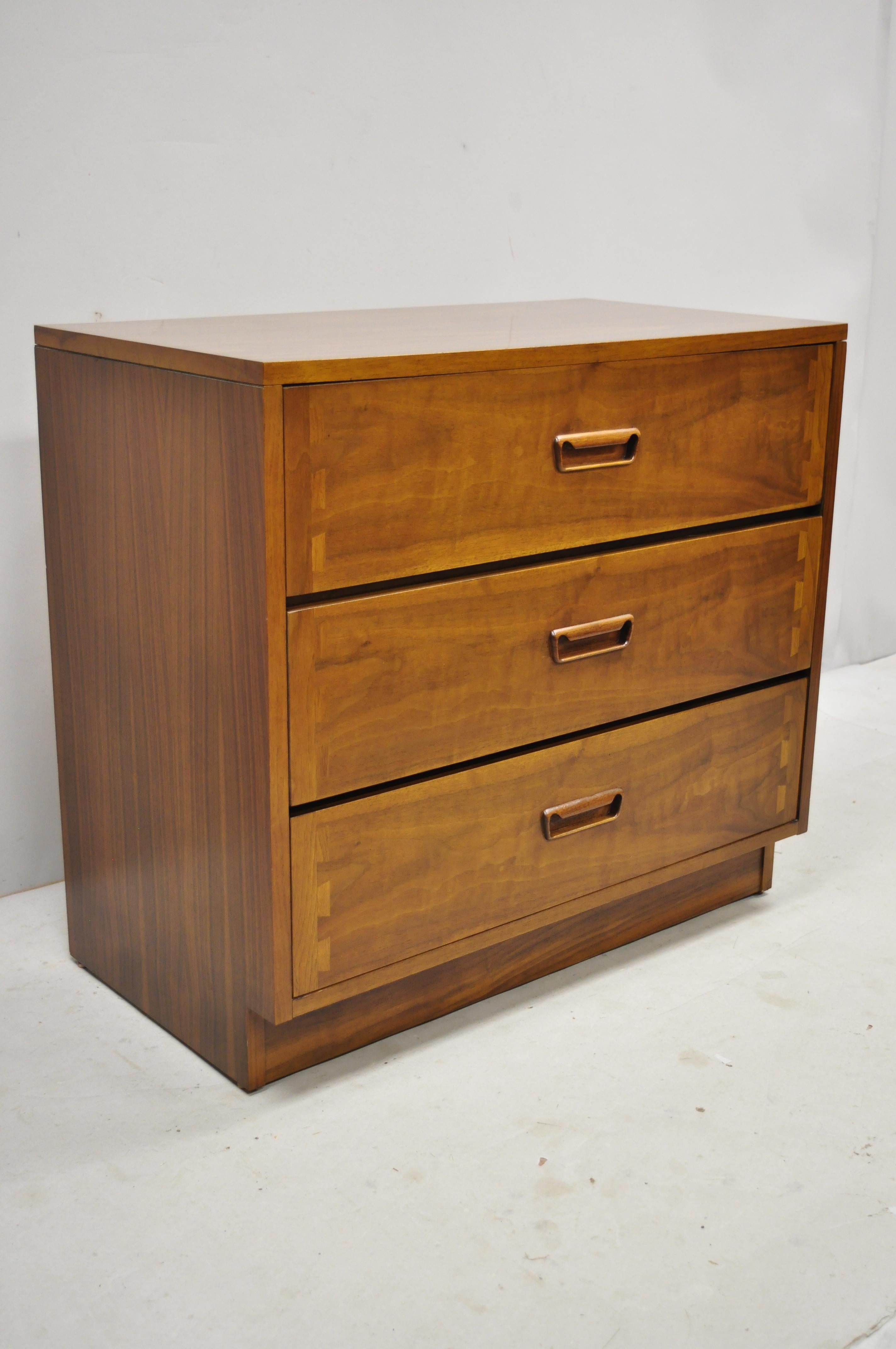 Lane Mid-Century Modern Dovetail 3-Drawer Dresser Chest Bedside Table 2
