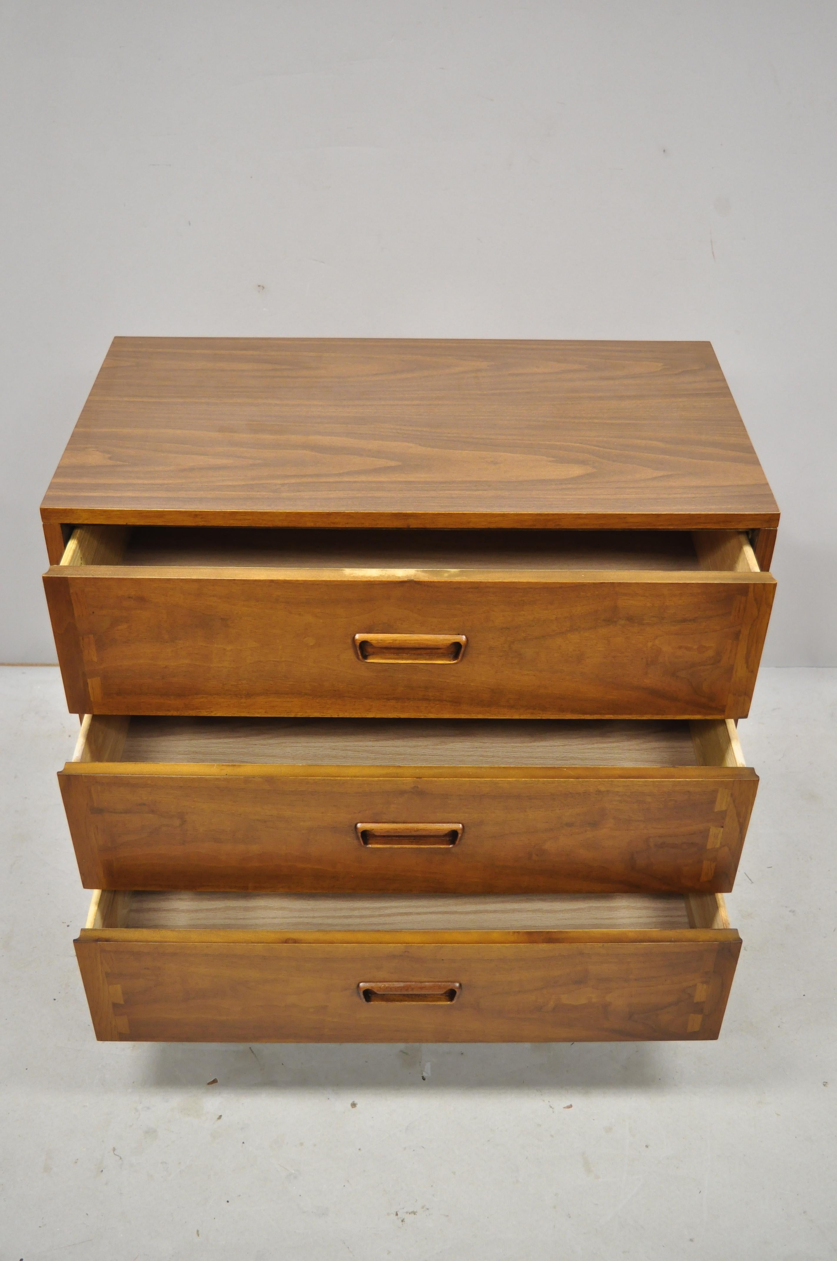 Lane Acclaim Mid-Century Modern Dovetail 3-drawer 32