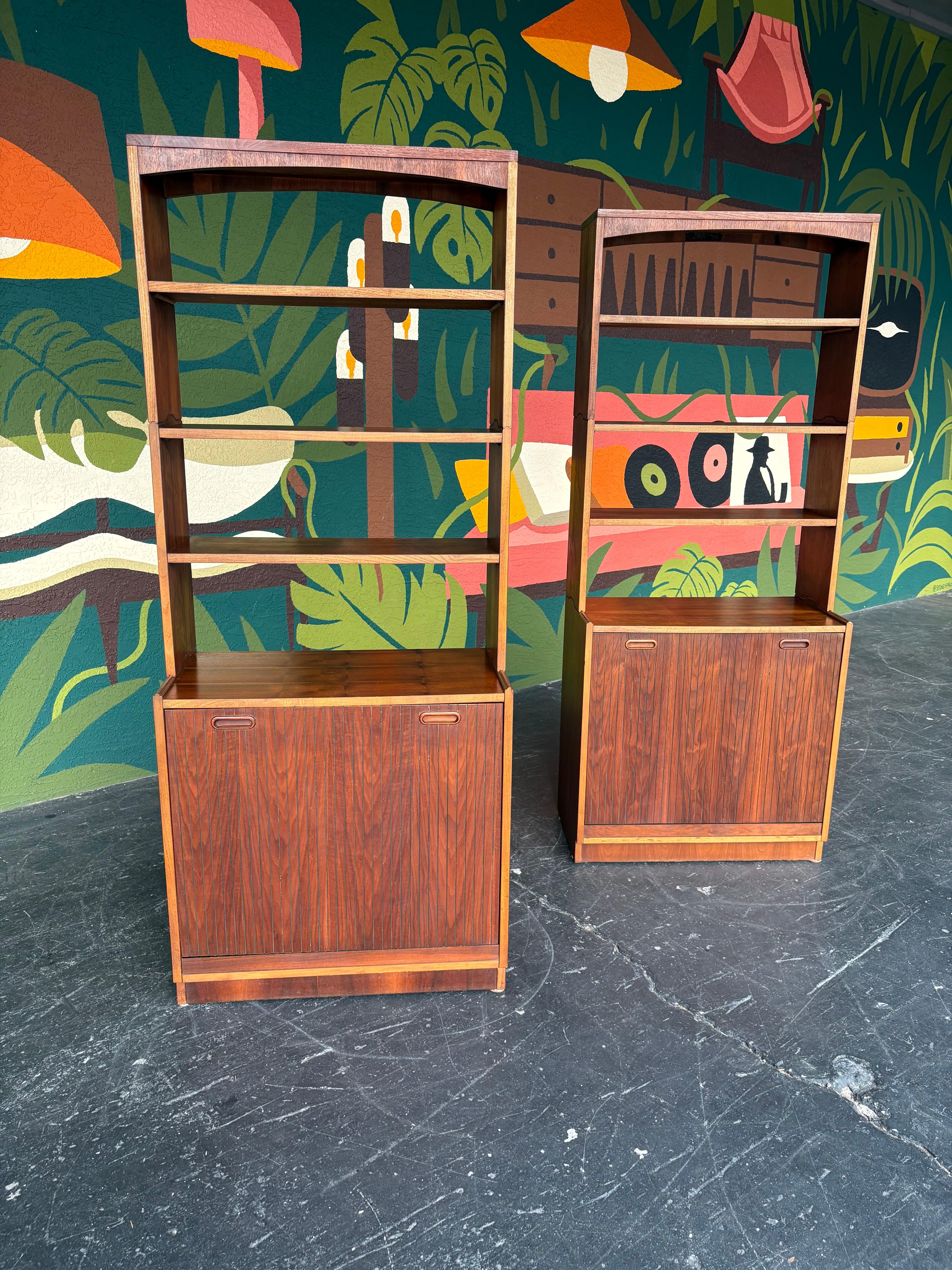 Coppia di librerie impilabili in noce del Mid Century Modern 3pc Record Cabinet. Ogni mobile è composto da 3 pezzi: il mobile di base con ante a ribalta che si aprono per riporre i dischi divisi, i due scaffali superiori sono rimovibili con lati ad