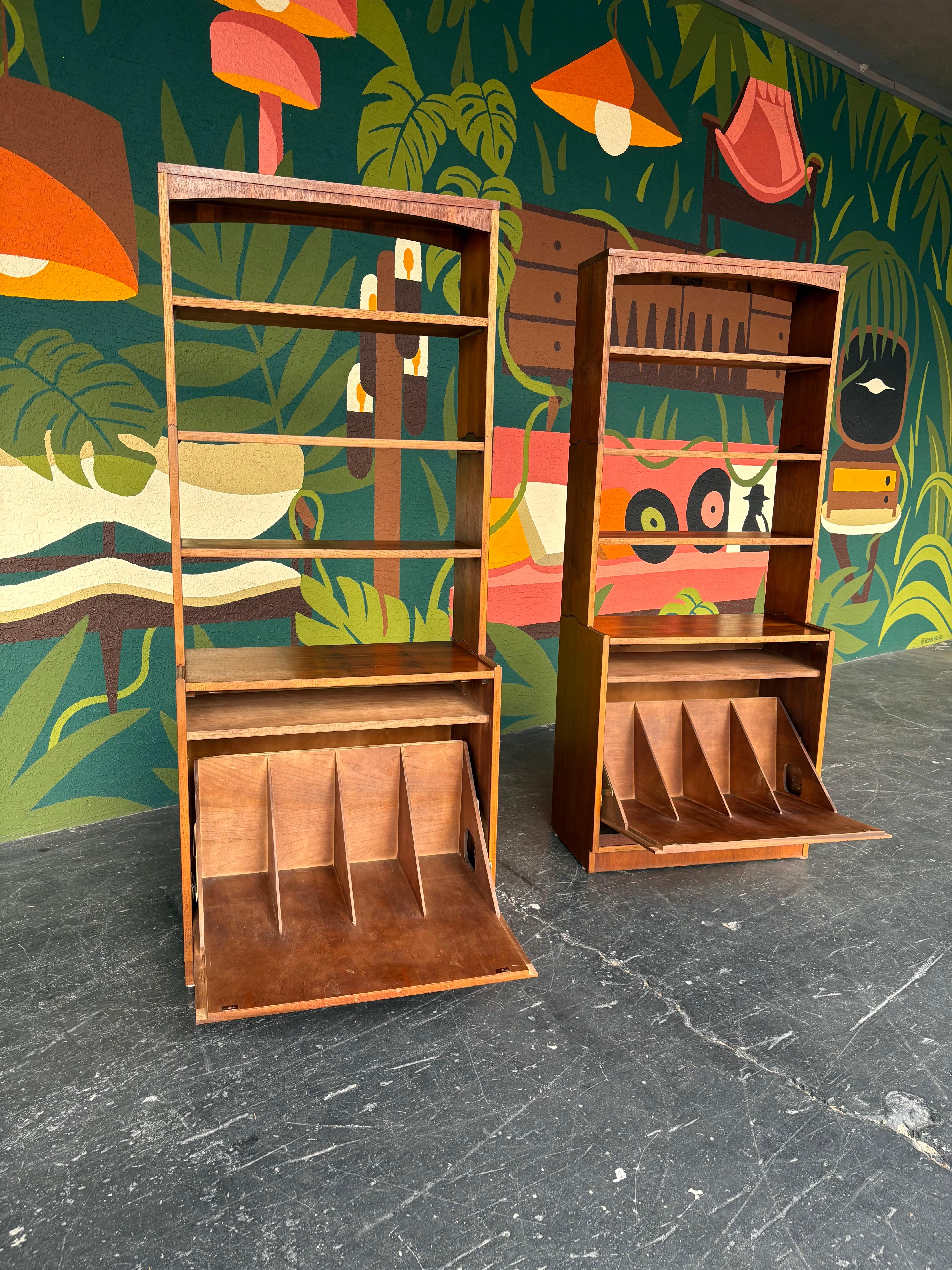 Mid-Century moderno Lane's, mobile portadischi moderno del metà del secolo, coppia di librerie in vendita