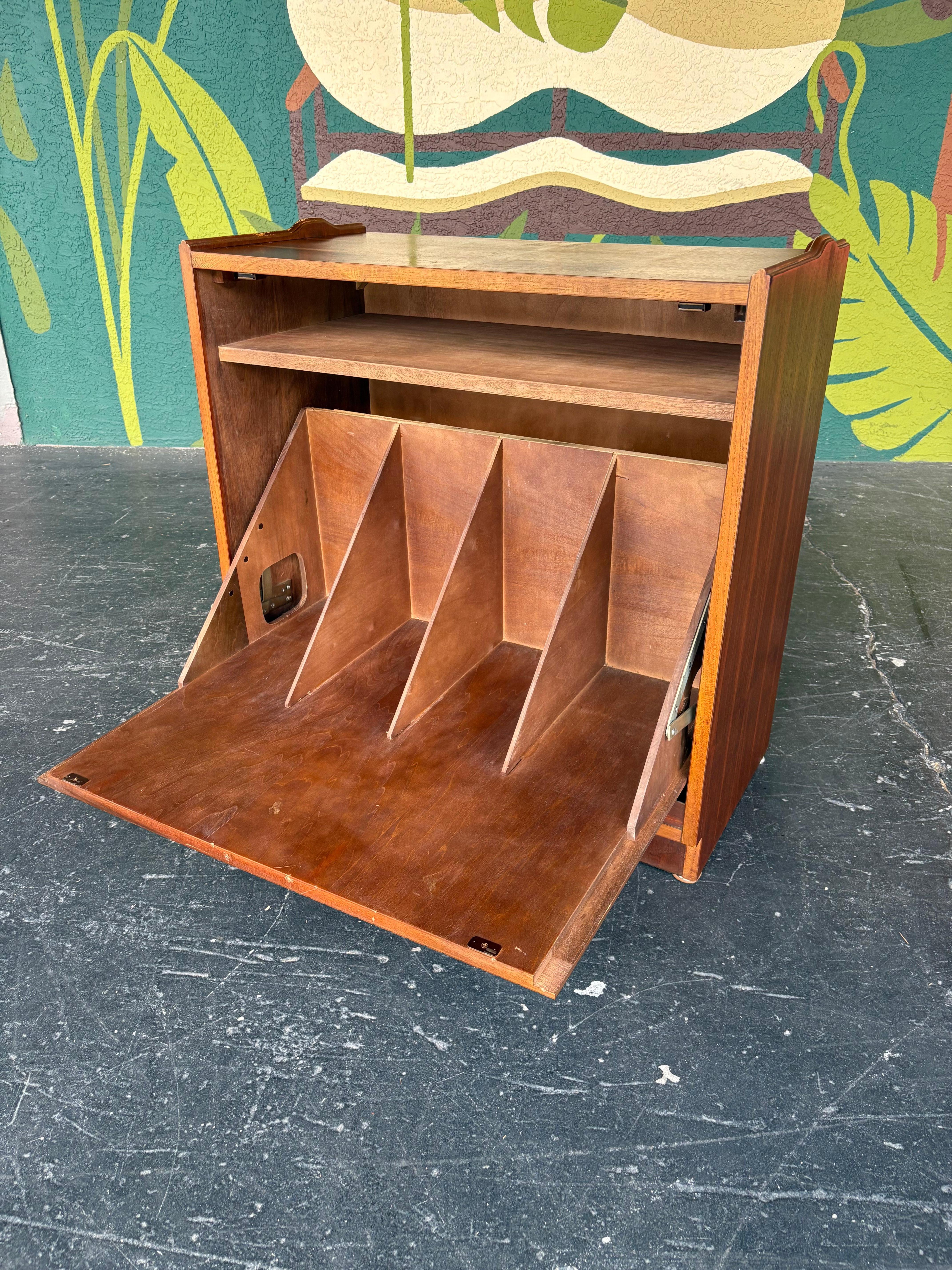 Legno Lane's, mobile portadischi moderno del metà del secolo, coppia di librerie in vendita