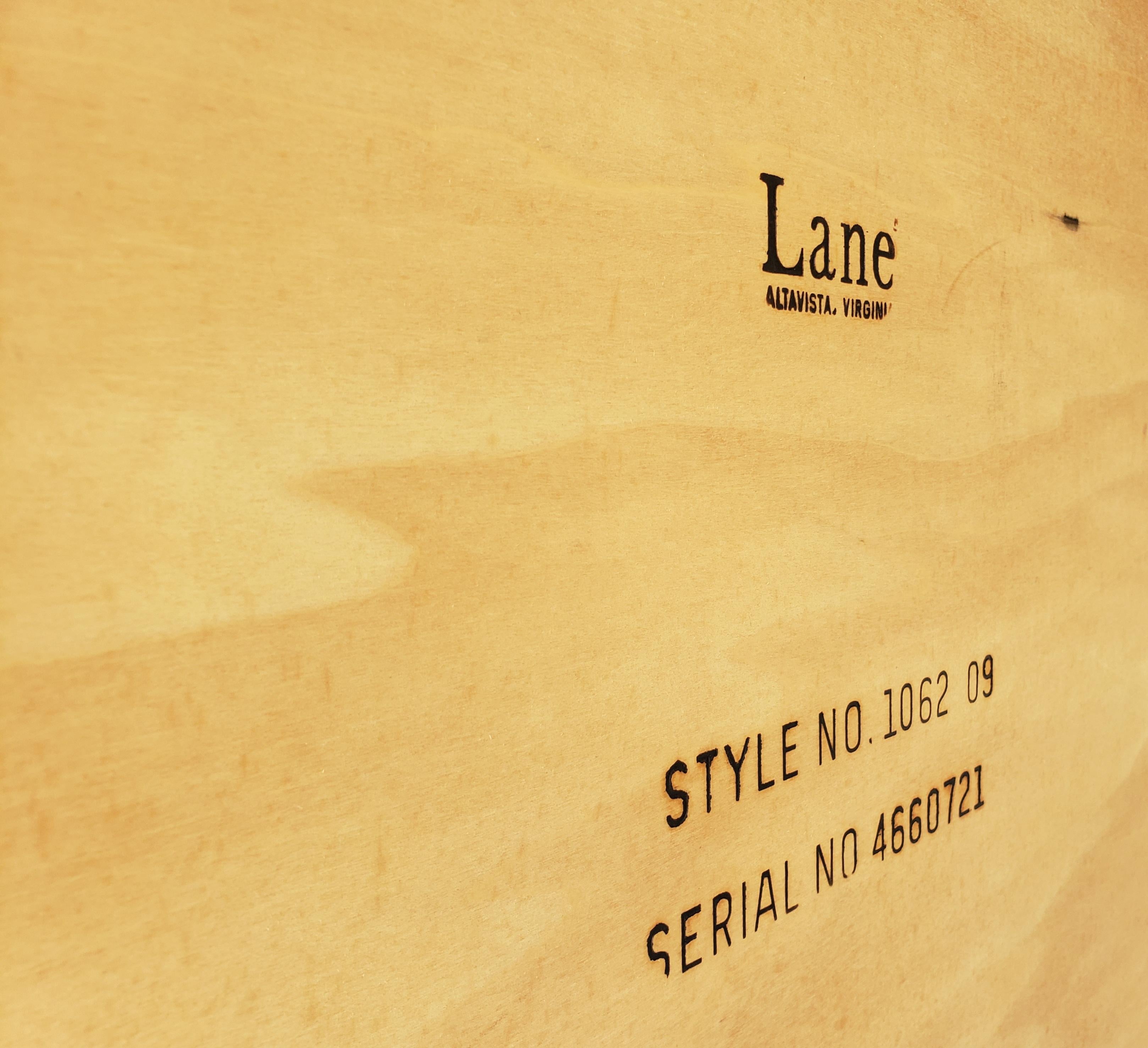 Lane's Mid-Century Modern Style Teak und Tambour Tür Basis Rolling Couchtisch im Angebot 4