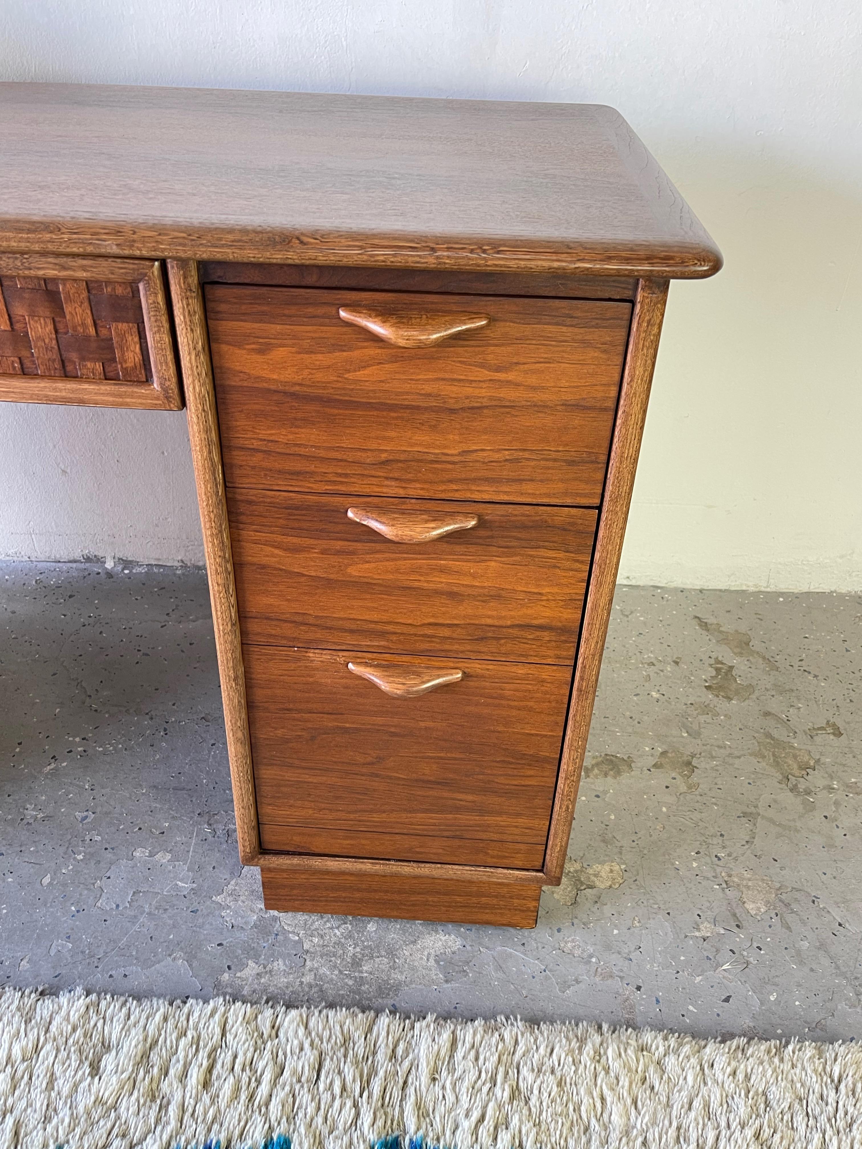 Lane Mid-Century Modern Walnut Desk Perception Collection  For Sale 4