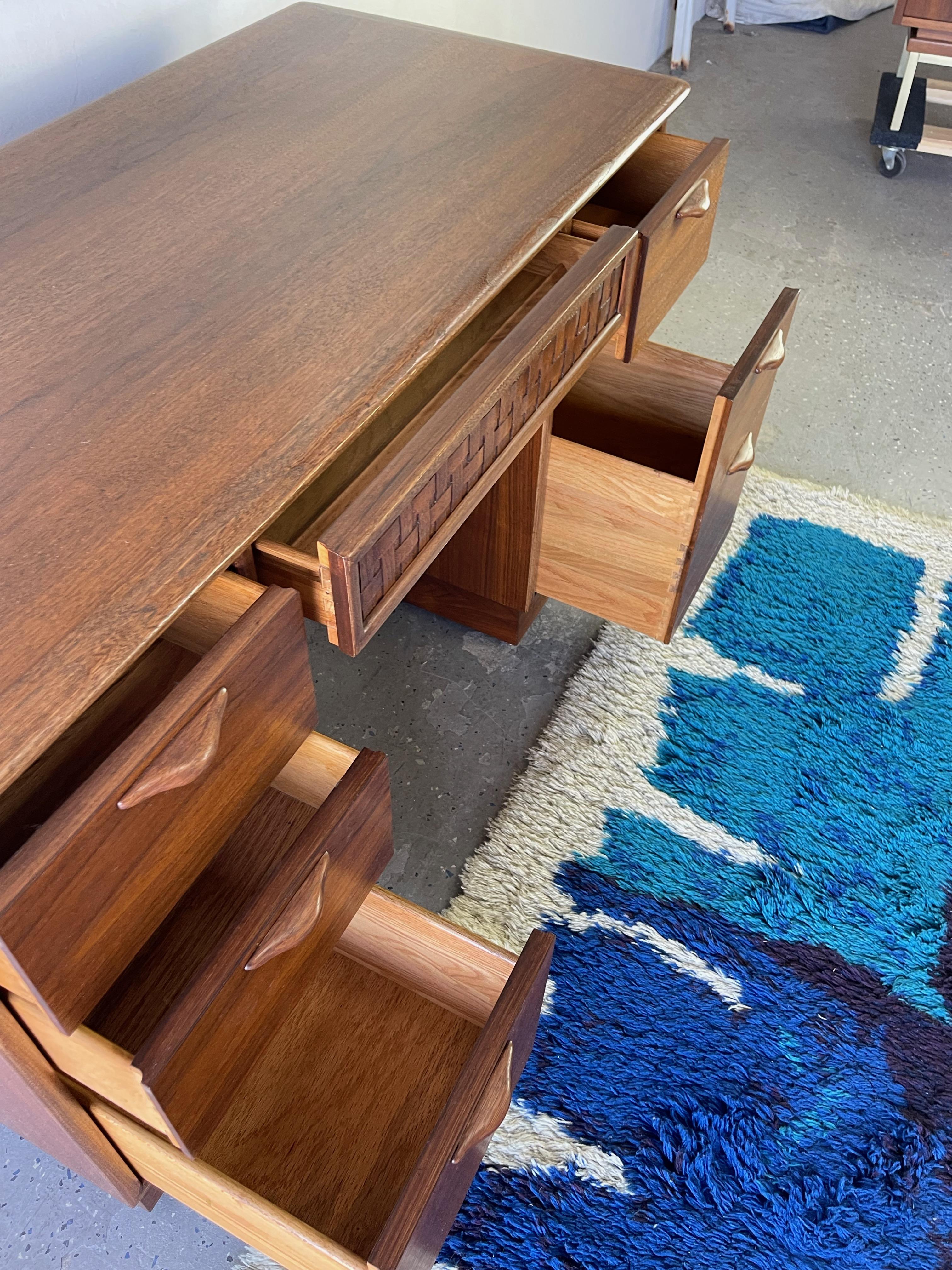 Lane Mid-Century Modern Walnut Desk Perception Collection  In Good Condition For Sale In Las Vegas, NV