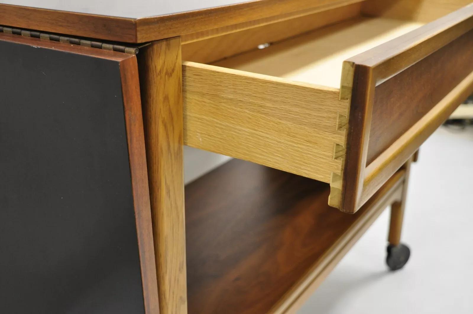 Carrito de bar rodante Lane Mid Century Modern Walnut One Drawer Drop Leaf Desconocido en venta