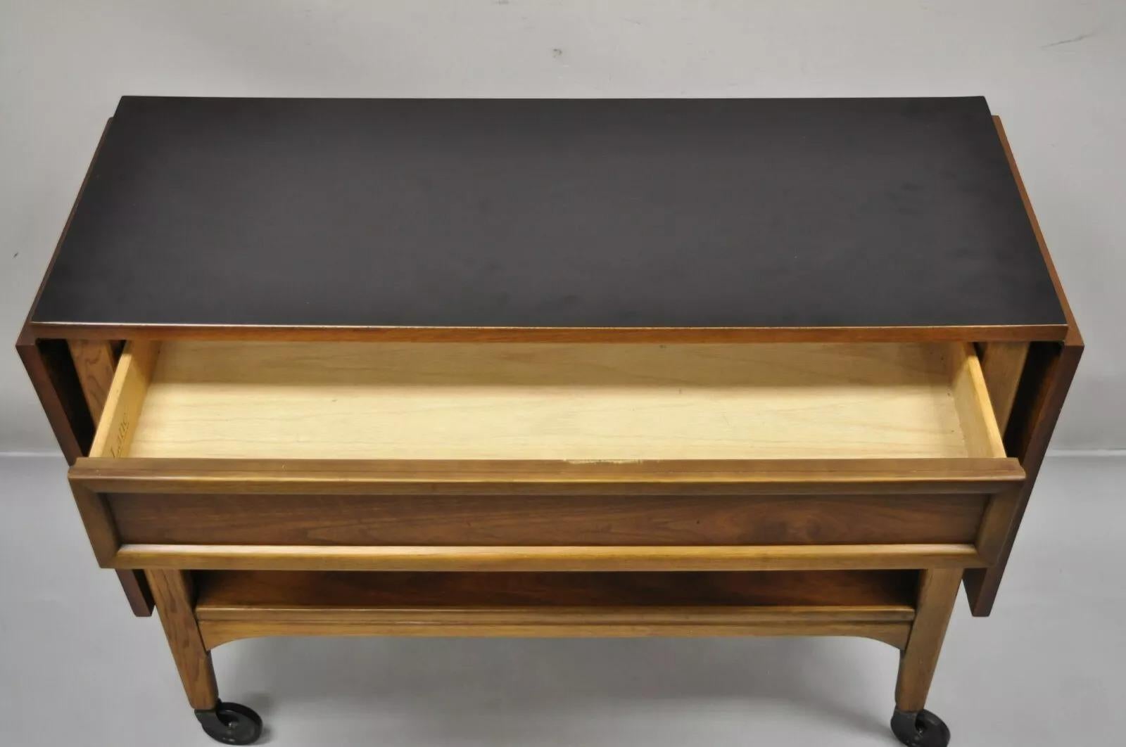 Carrito de bar rodante Lane Mid Century Modern Walnut One Drawer Drop Leaf en Bueno estado para la venta en Philadelphia, PA