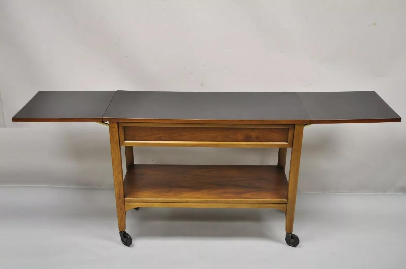 Carrito de bar rodante Lane Mid Century Modern Walnut One Drawer Drop Leaf en venta 1