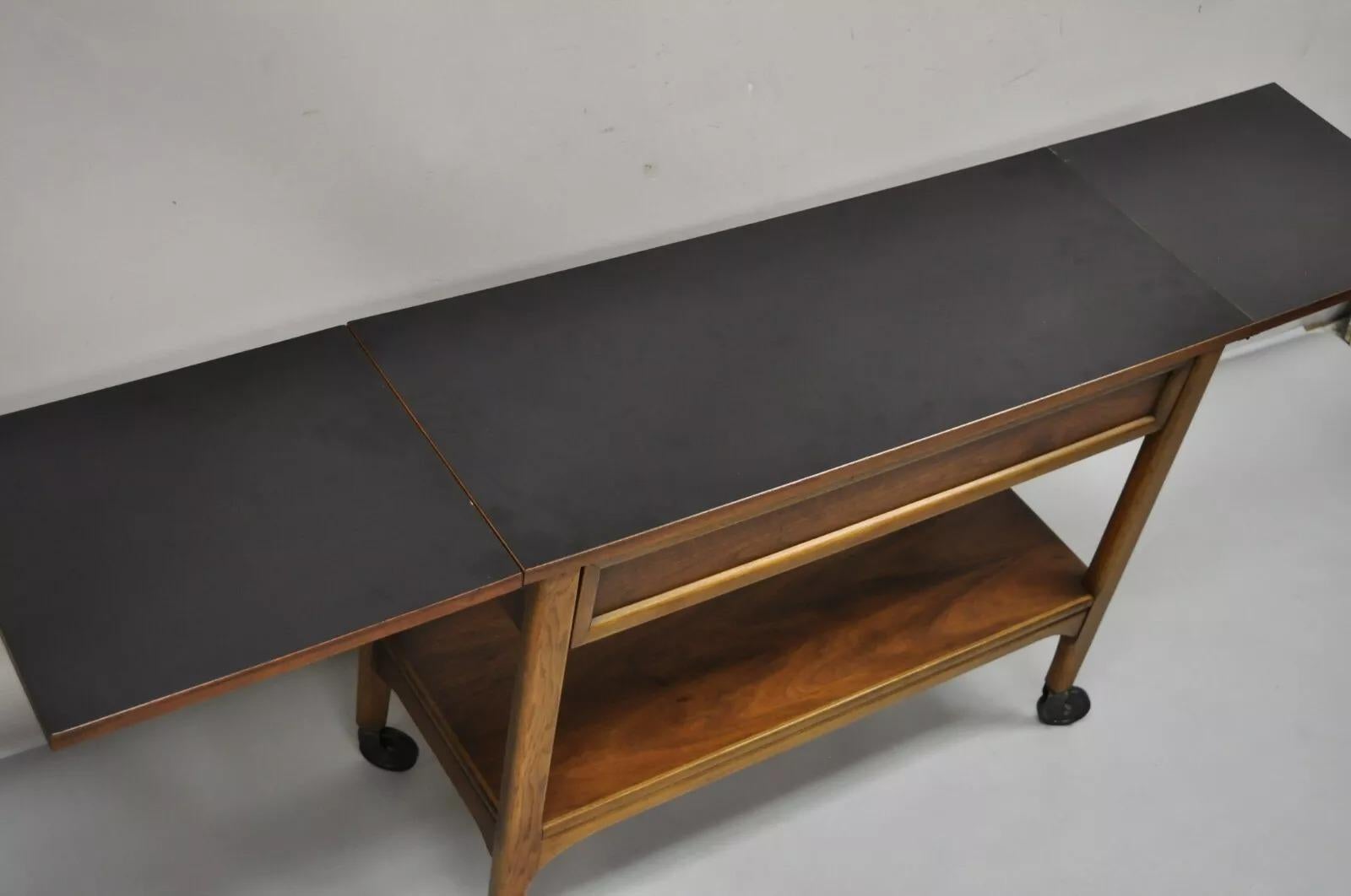 Carrito de bar rodante Lane Mid Century Modern Walnut One Drawer Drop Leaf en venta 2