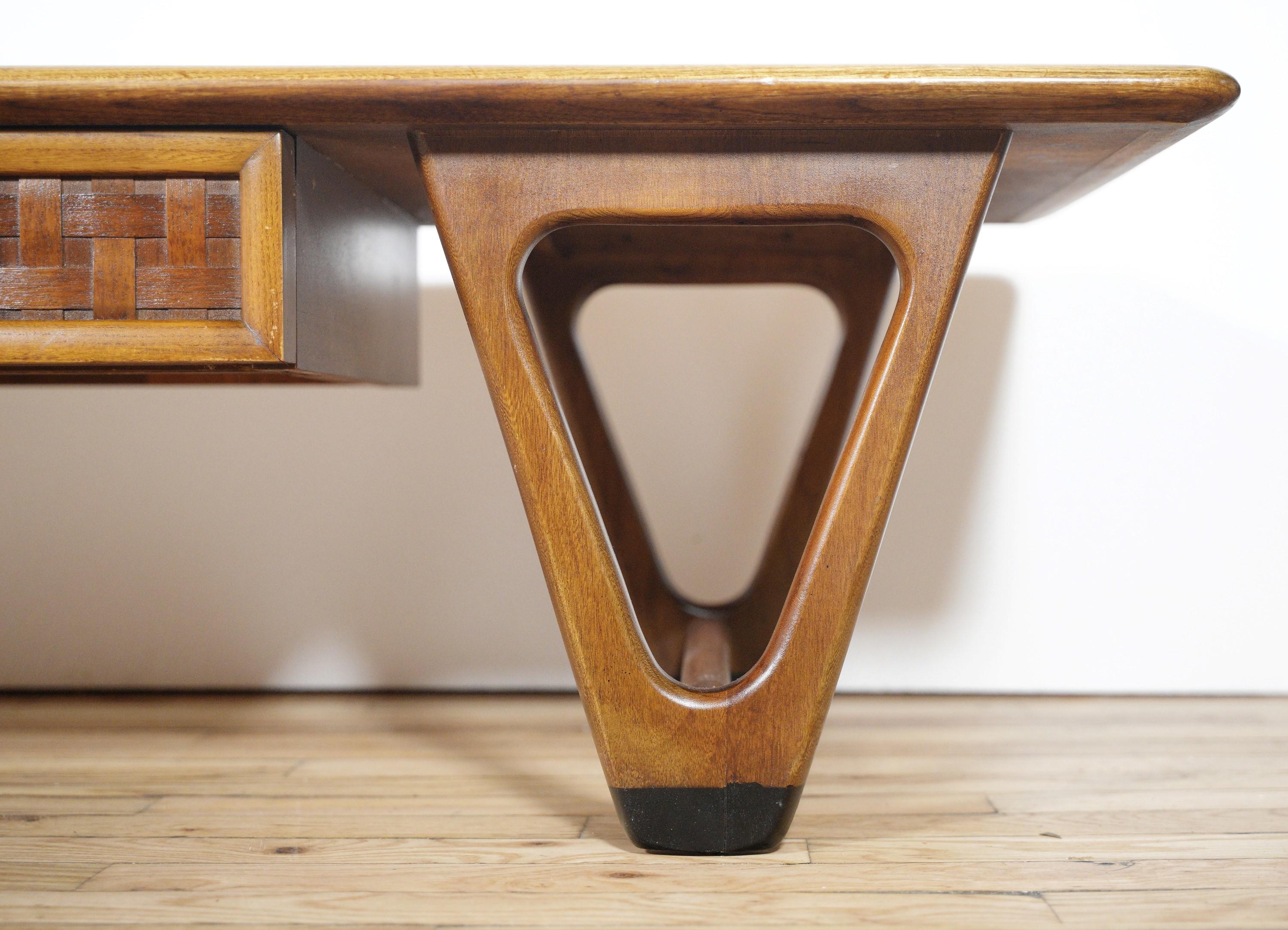 Lane Mid-Century Modern Wood Woods Table basse avec tiroir Bon état - En vente à New York, NY