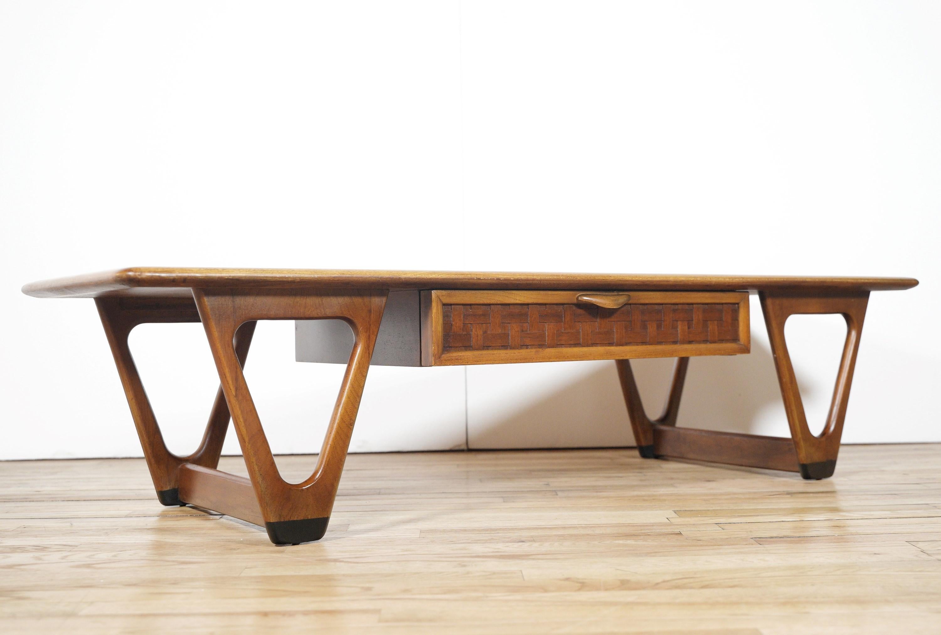 20ième siècle Lane Mid-Century Modern Wood Woods Table basse avec tiroir en vente