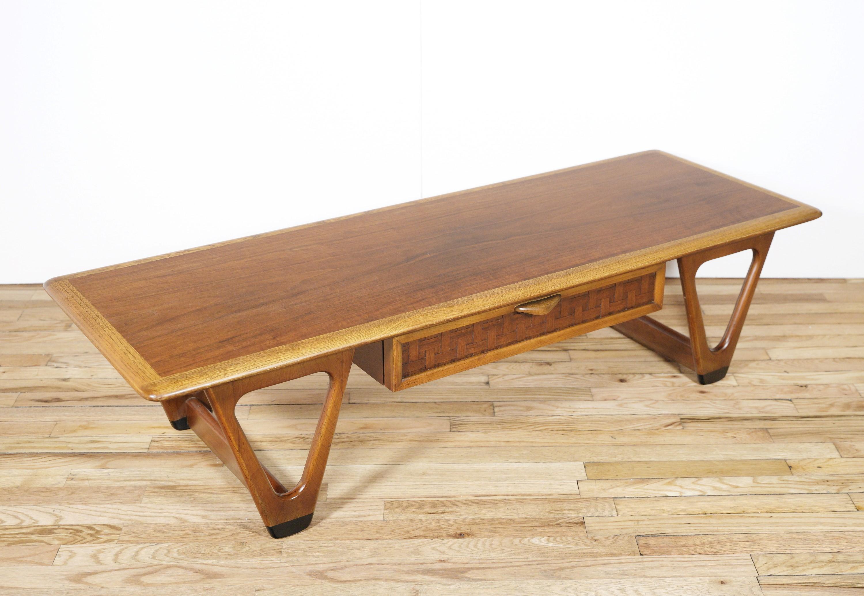 Bois Lane Mid-Century Modern Wood Woods Table basse avec tiroir en vente