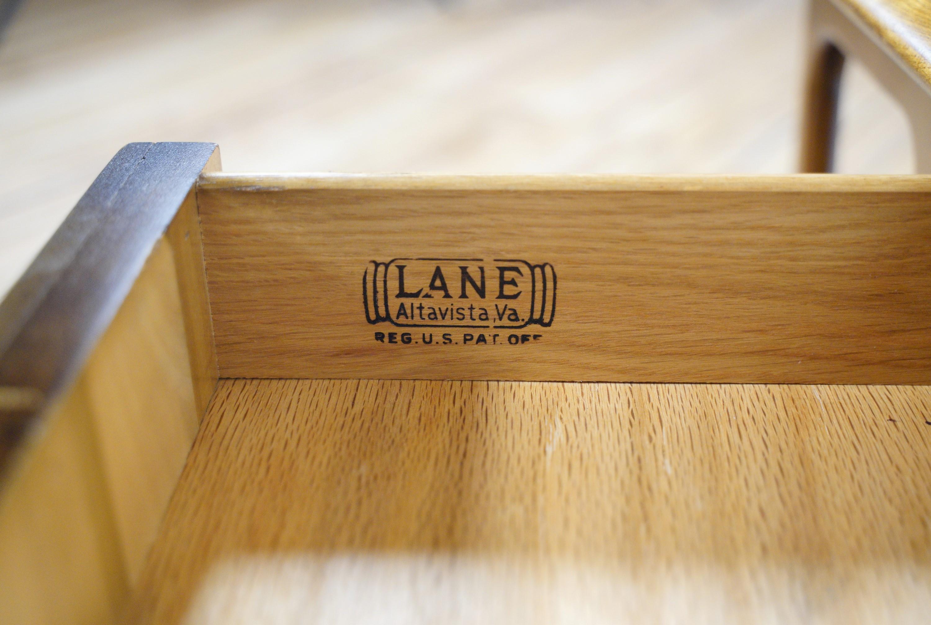 Lane Mid-Century Modern Wood Woods Table basse avec tiroir en vente 2