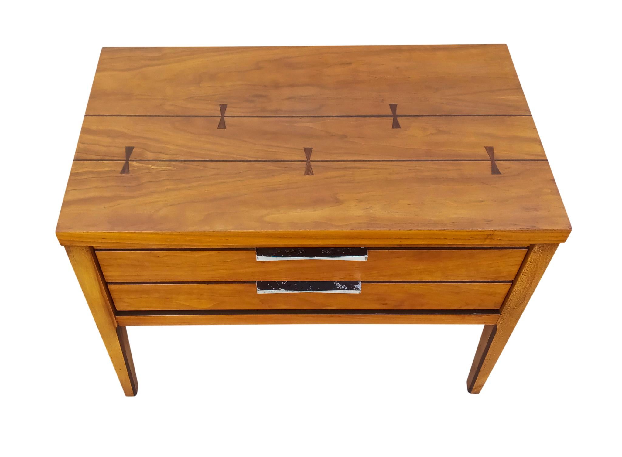 Lane Mid-Century Pair Tuxedo Nightstands Endtables Walnut Rosewood Aluminum  In Good Condition For Sale In Philadelphia, PA