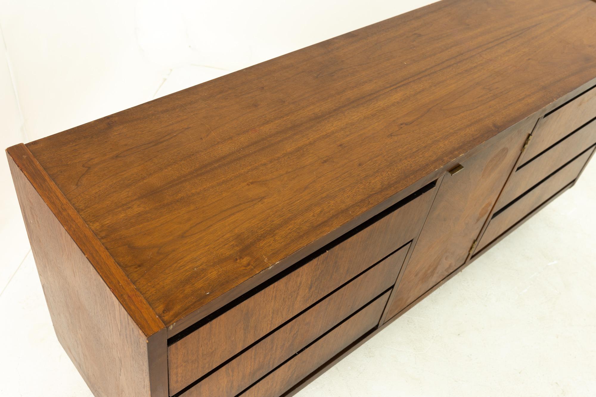 Lane Mid Century Walnut 6 Drawer Lowboy Dresser on Plinth Base In Good Condition For Sale In Countryside, IL