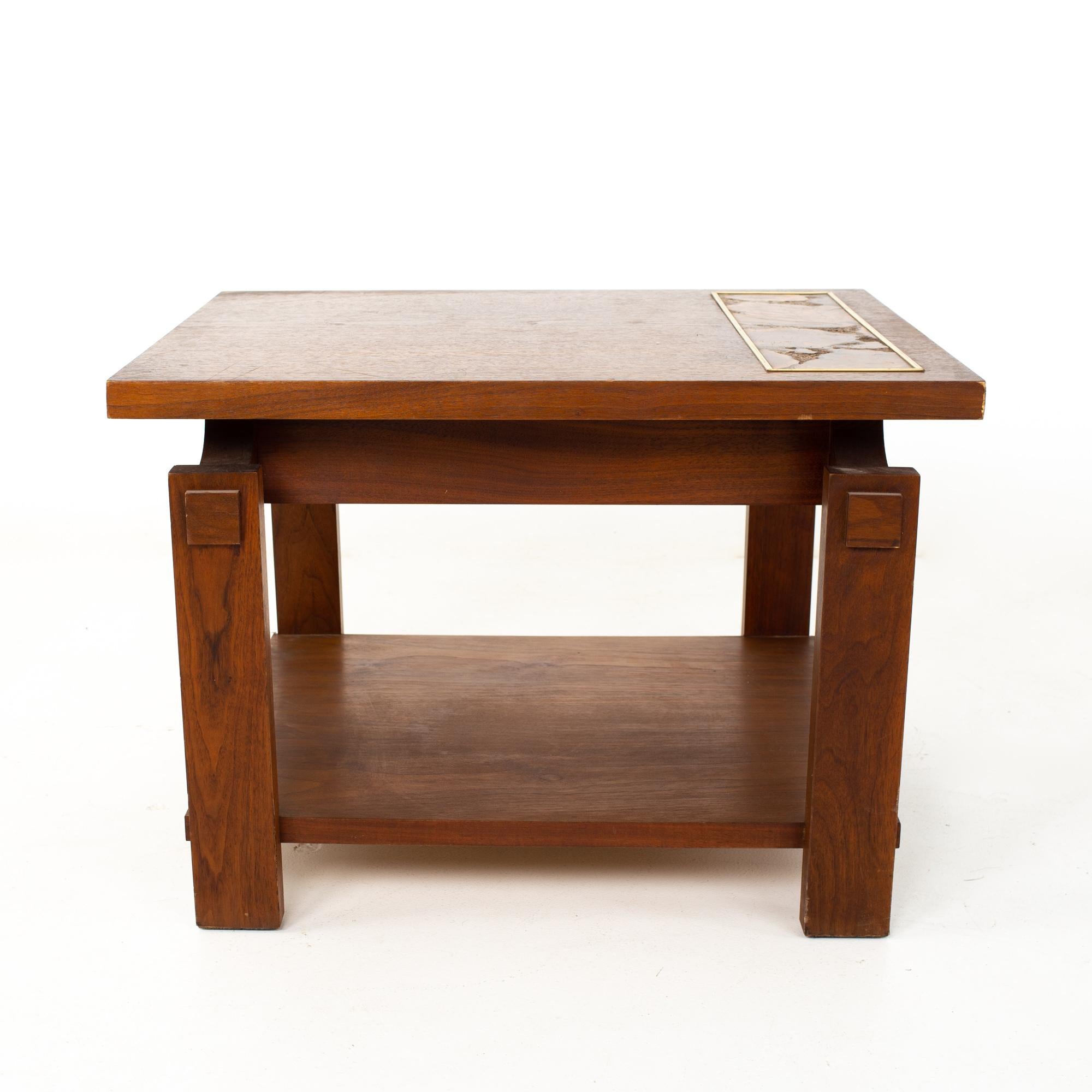 Mid-Century Modern Table d'appoint Lane mi-siècle en noyer et bord vif mi-siècle en vente