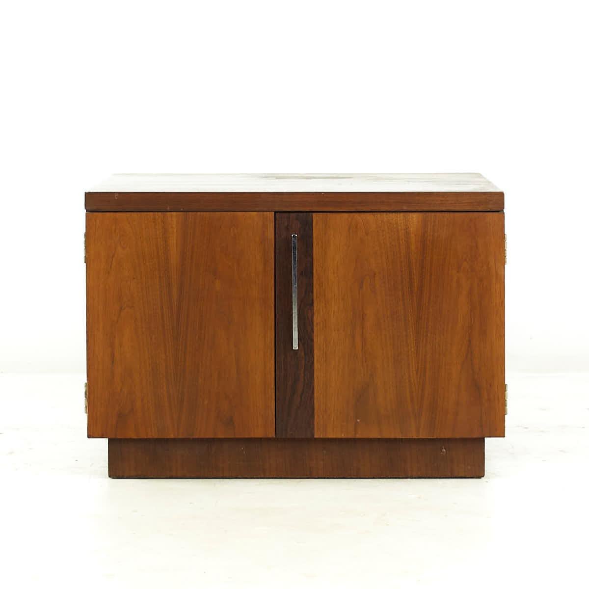 Lane Midcentury Walnut Cabinet End Tables – Pair In Good Condition In Countryside, IL
