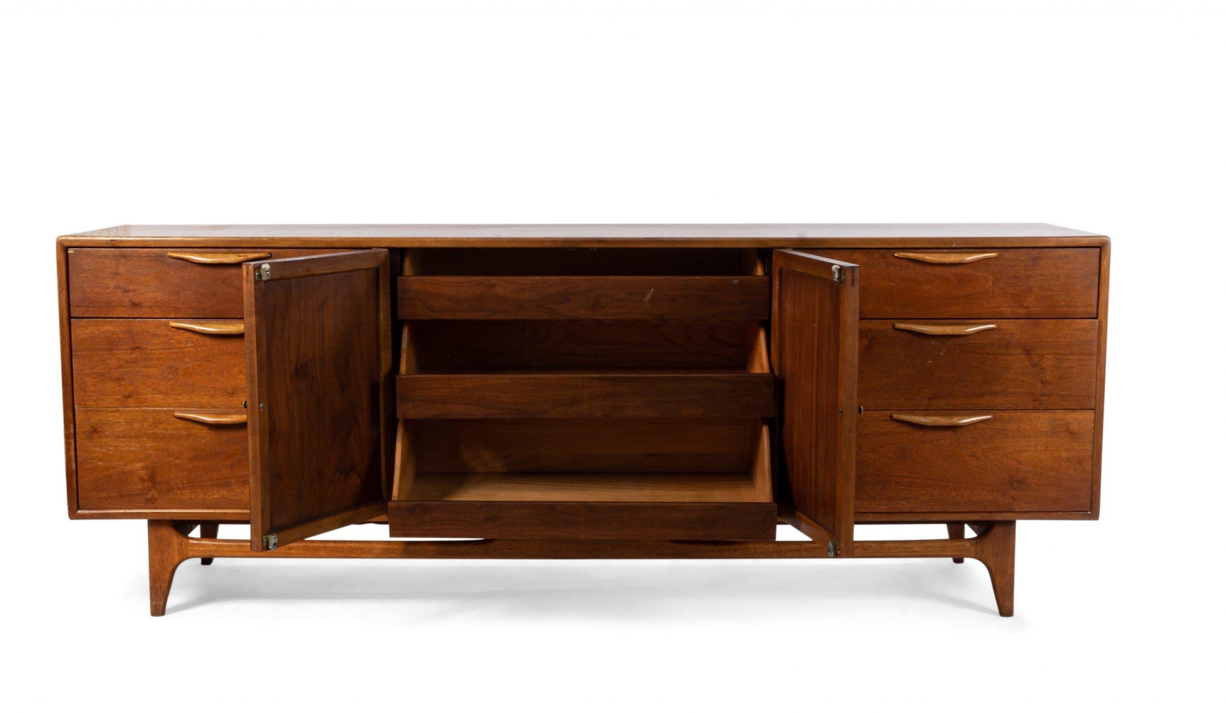 XX secolo Lane Credenza di metà secolo in noce con pannelli ad ante intrecciate in vendita