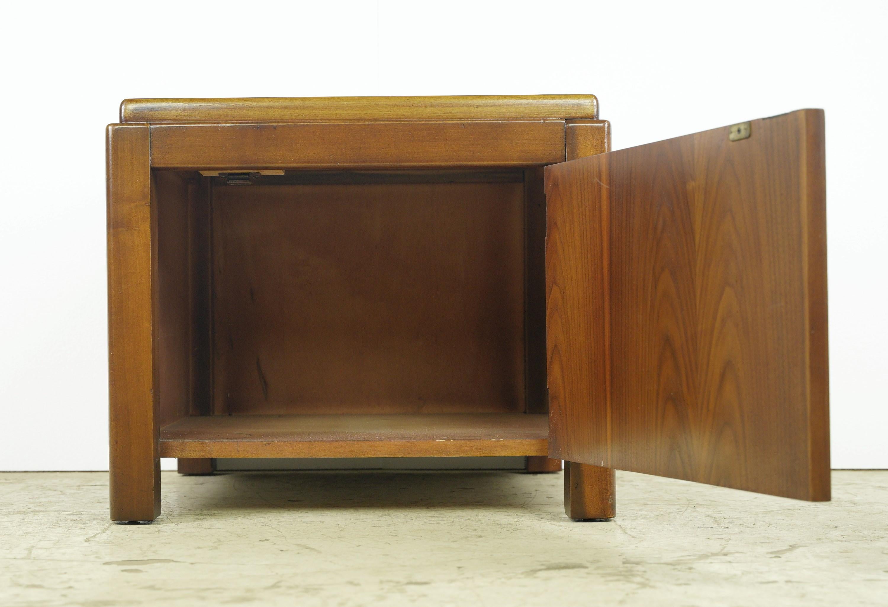 Lane Mid Century Walnut Cube End Table w Bottom Storage In Good Condition For Sale In New York, NY