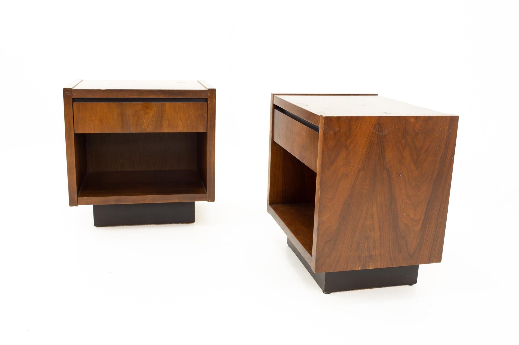 Lane mid century walnut plinth base platform nightstands - pair

Nightstand measures: 22 wide x 22 deep x 16 high

All pieces of furniture can be had in what we call restored vintage condition. That means the piece is restored upon purchase so