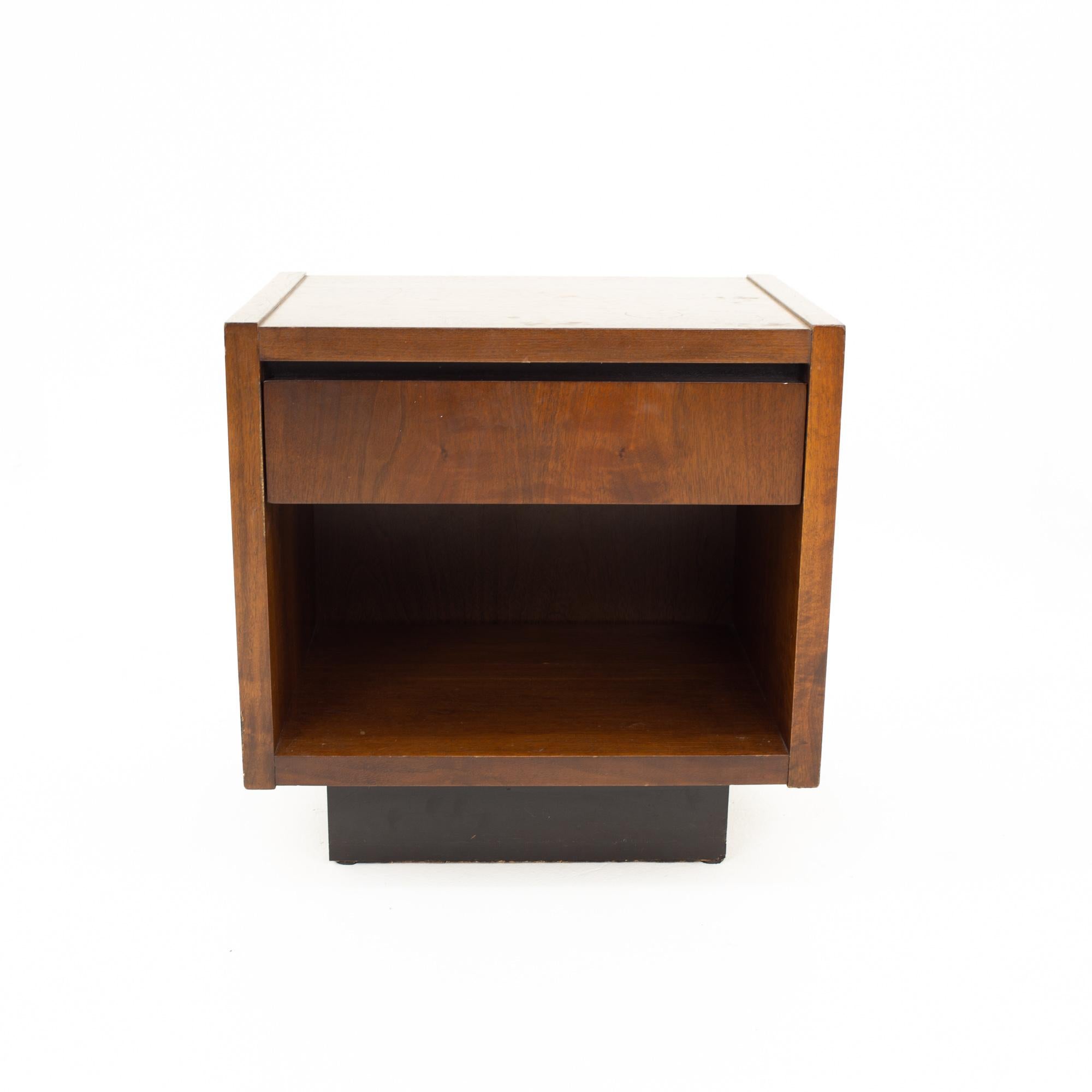 Lane Mid Century Walnut Plinth Base Platform Nightstands, Pair In Good Condition In Countryside, IL