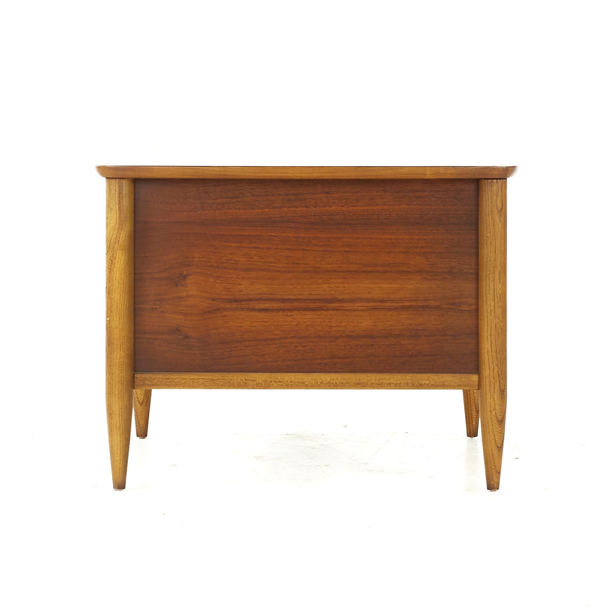 Lane Midcentury Walnut Side End Table In Good Condition For Sale In Countryside, IL