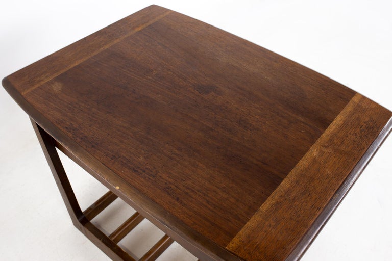 Late 20th Century Lane Mid Century Walnut Sleigh Leg Side End Table For Sale
