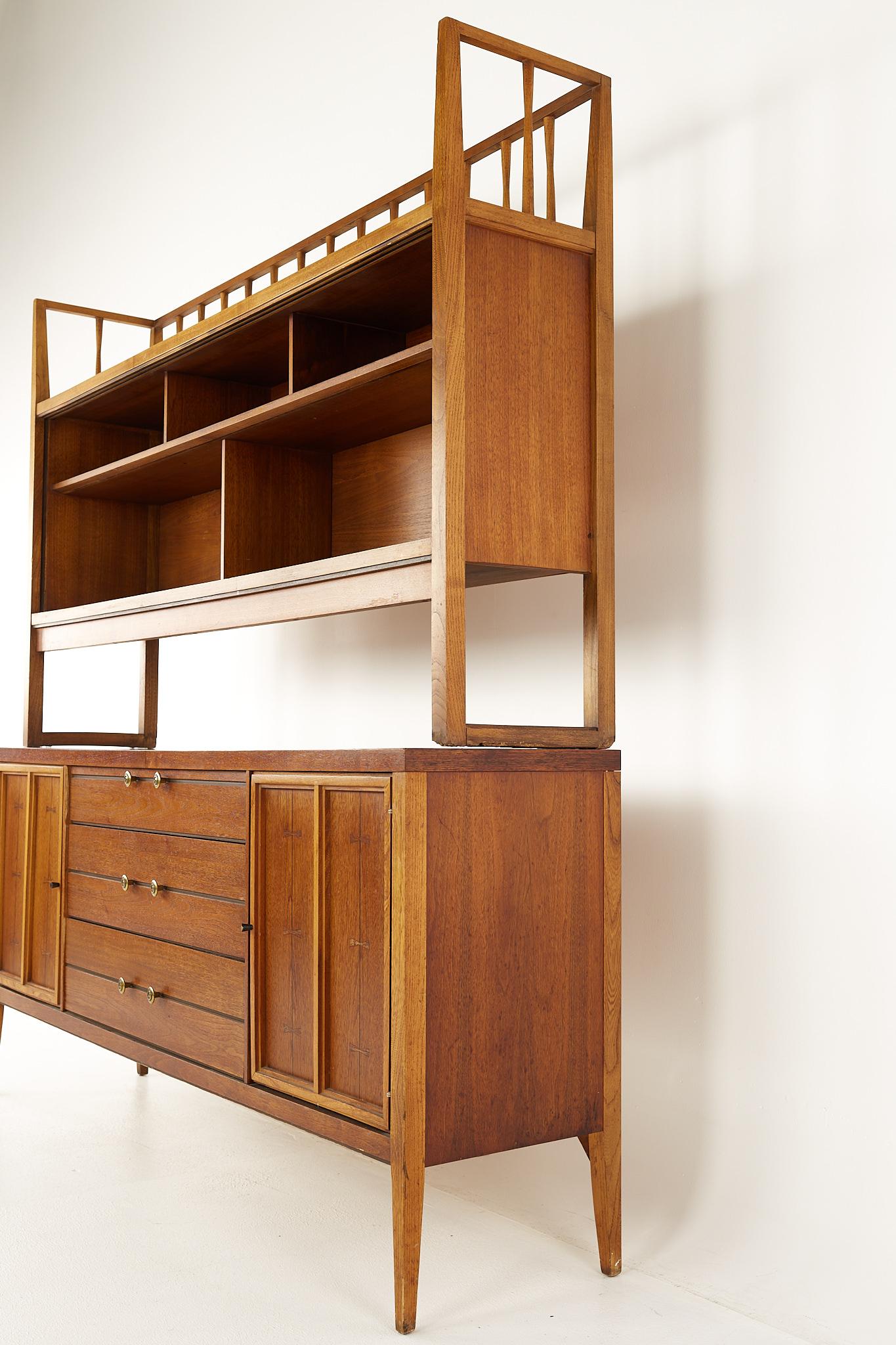 Lane Mid Century Walnut Tuxedo Bow Tie Credenza Buffet with Hutch In Good Condition In Countryside, IL