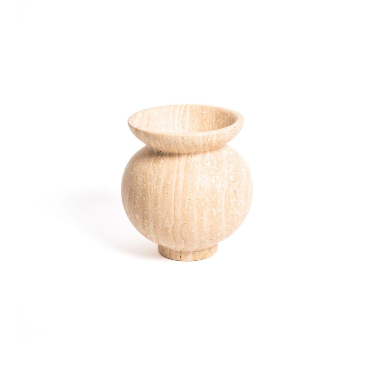 Ti presentiamo il Lane's Orb Vase, un vaso di marmo unico nel suo genere, progettato per un piacere duraturo. Ogni pezzo è unico, realizzato in marmo naturale e rifinito nei minimi dettagli. Questo vaso darà un tocco di eleganza e raffinatezza a