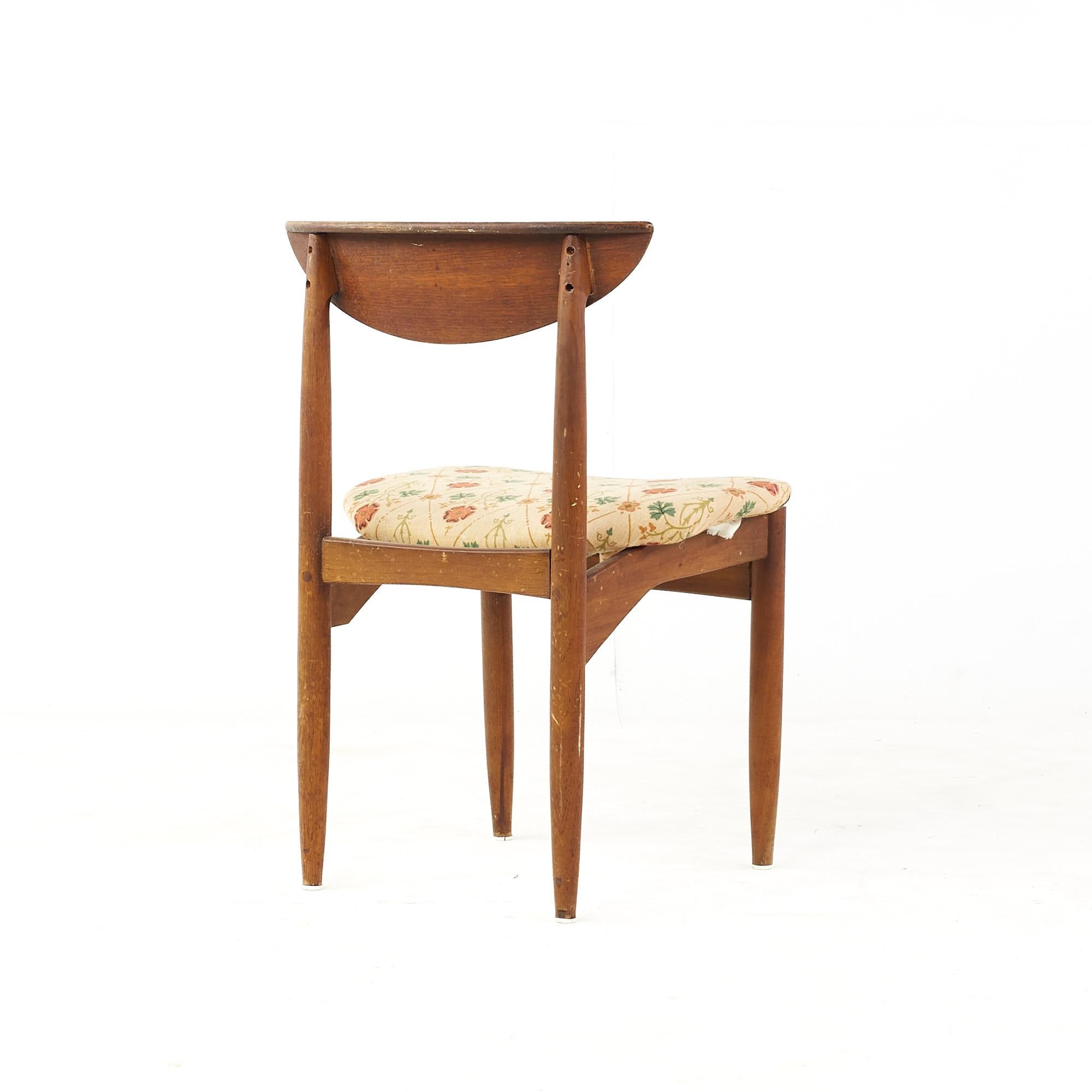 Tissu d'ameublement Chaise de salle à manger du milieu du siècle, modèle unique, Perception Lane en vente