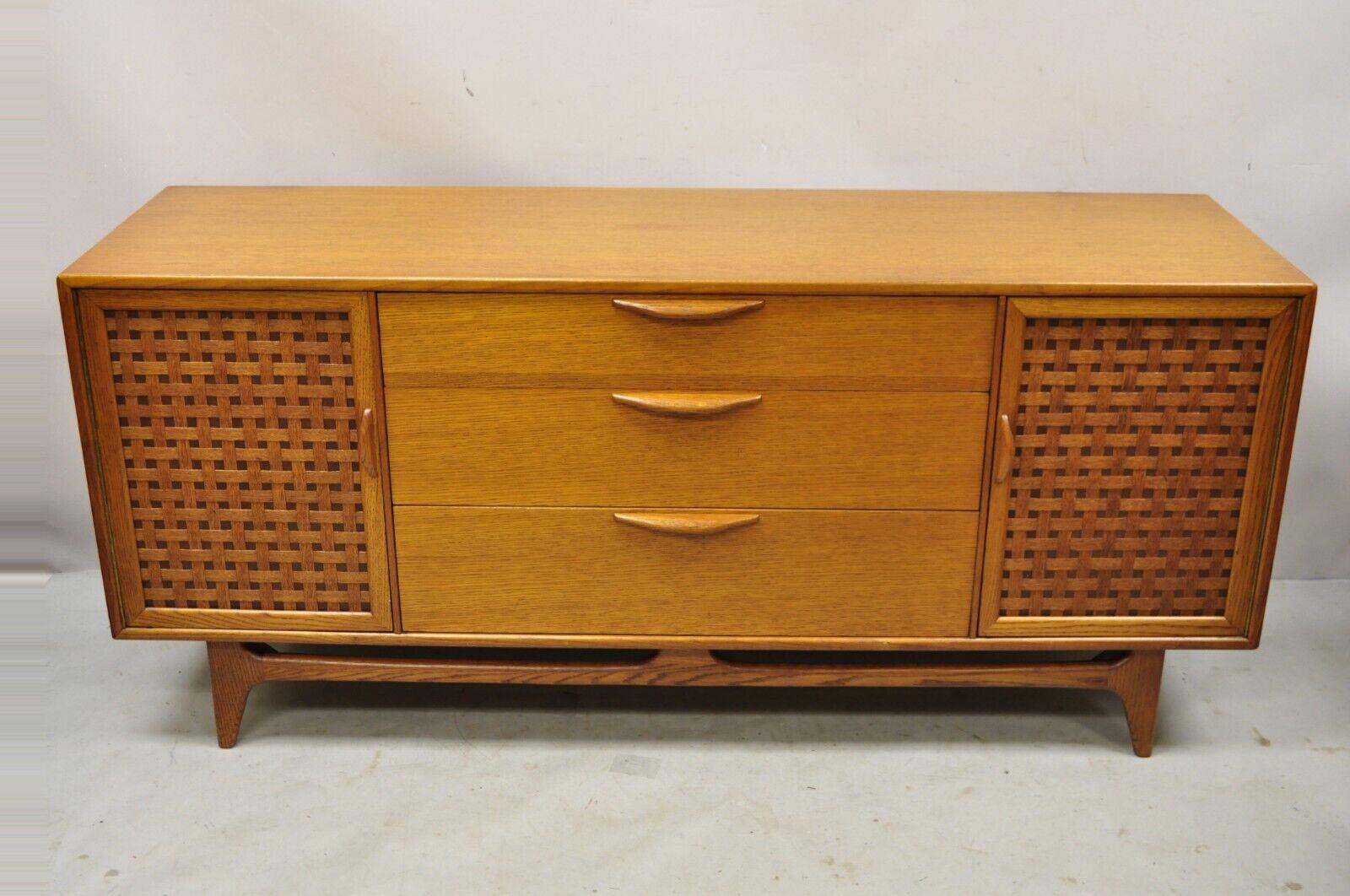 Lane Perception Mid-Century Modern oak wood lattice long dresser credenza. Item features carved wood lattice door fronts, sculpted wood pulls, beautiful wood grain, 2 swing doors, original stamp, 9 drawers, tapered legs, quality American