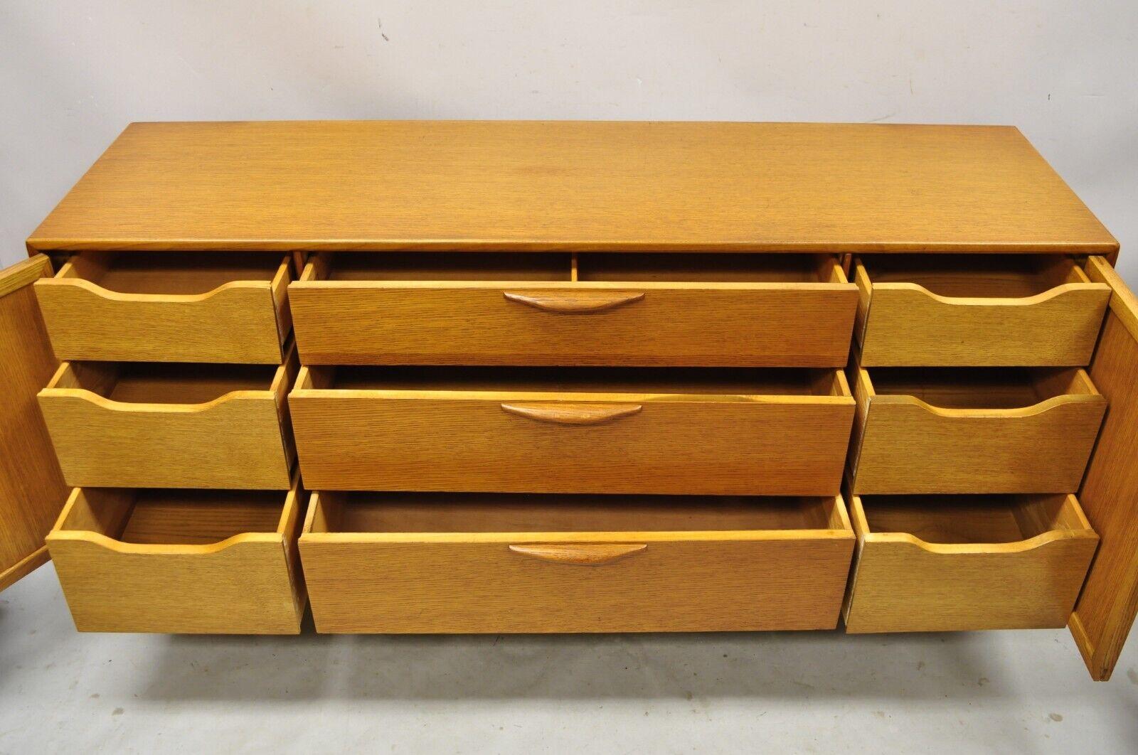 Lane Perception Mid-Century Modern Oak Wood Lattice Long Dresser Credenza In Good Condition For Sale In Philadelphia, PA