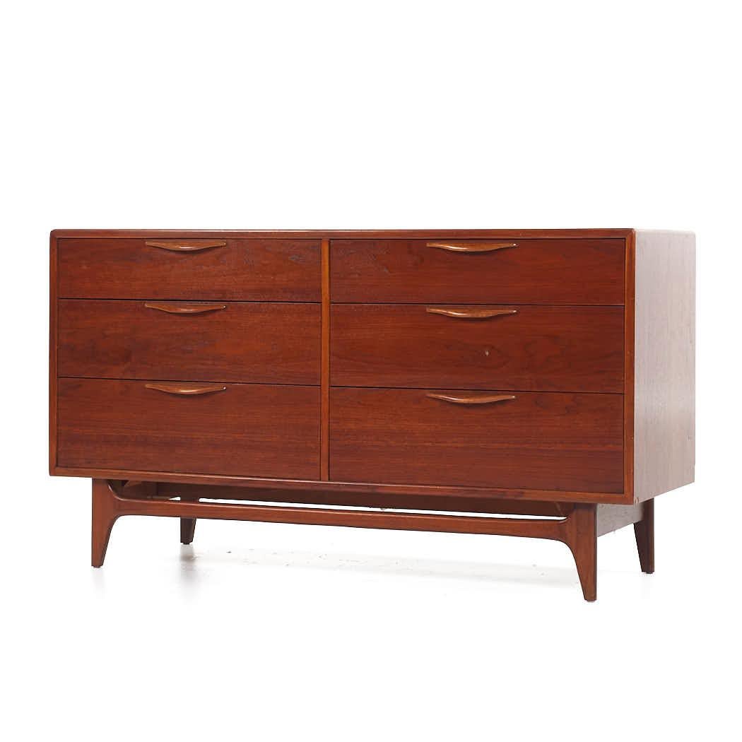 Mid-Century Modern Lane Perception Mid Century Walnut 6 Drawer Dresser For Sale