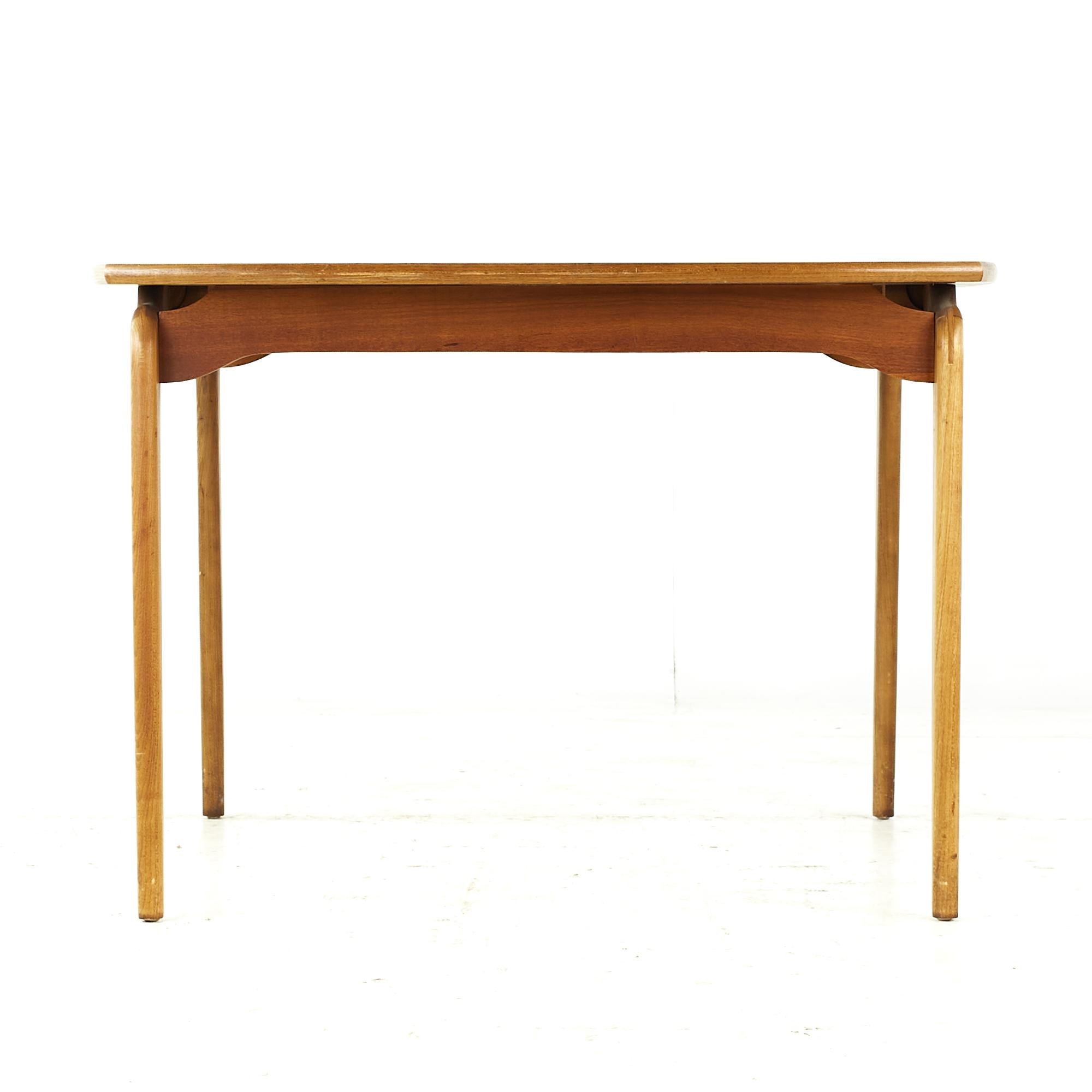 Lane Perception Mesa de comedor extensible de nogal de mediados de siglo con 2 tableros Estadounidense en venta