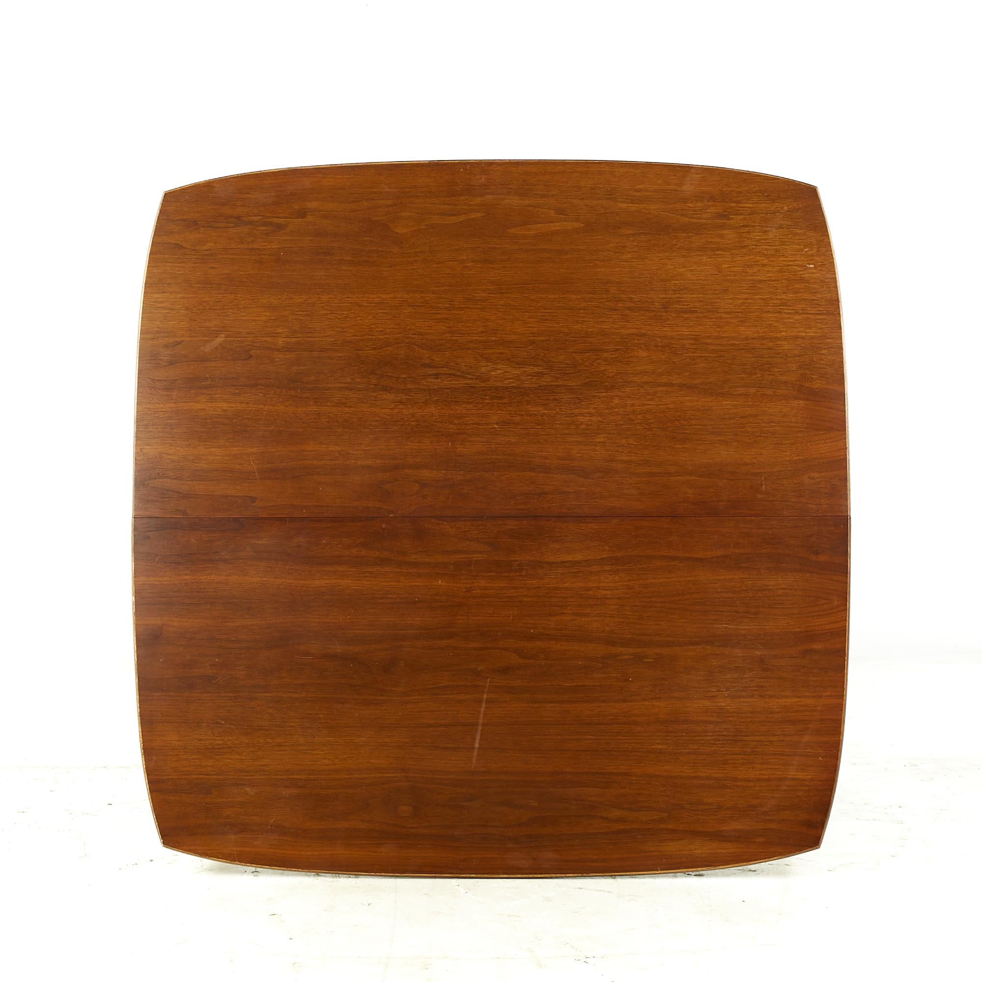 Lane Perception Mesa de comedor extensible de nogal de mediados de siglo con 2 tableros finales del siglo XX en venta